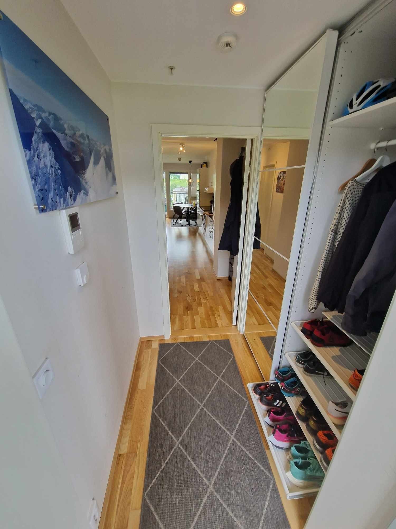 Yttergang med skyevedørsgarderobe og praktisk oppbevaring for sko. Gulvvarme i alle rom med unntak av bod og soverom. Galleribilde