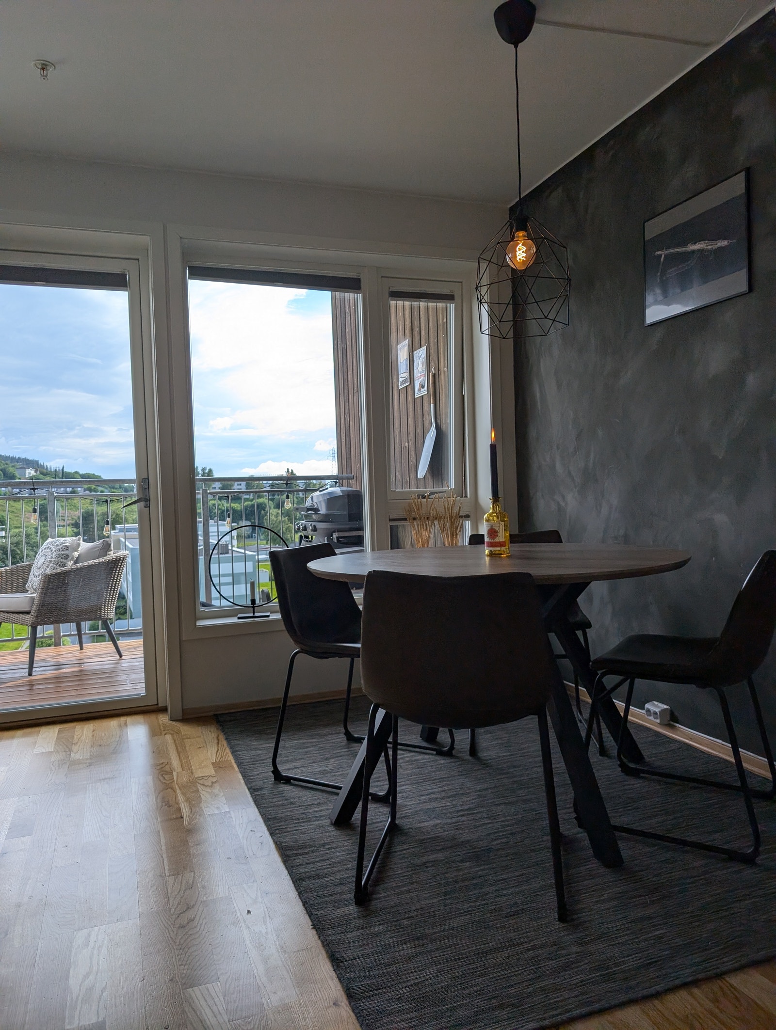 Spisebord og stoler medfølger. Galleribilde