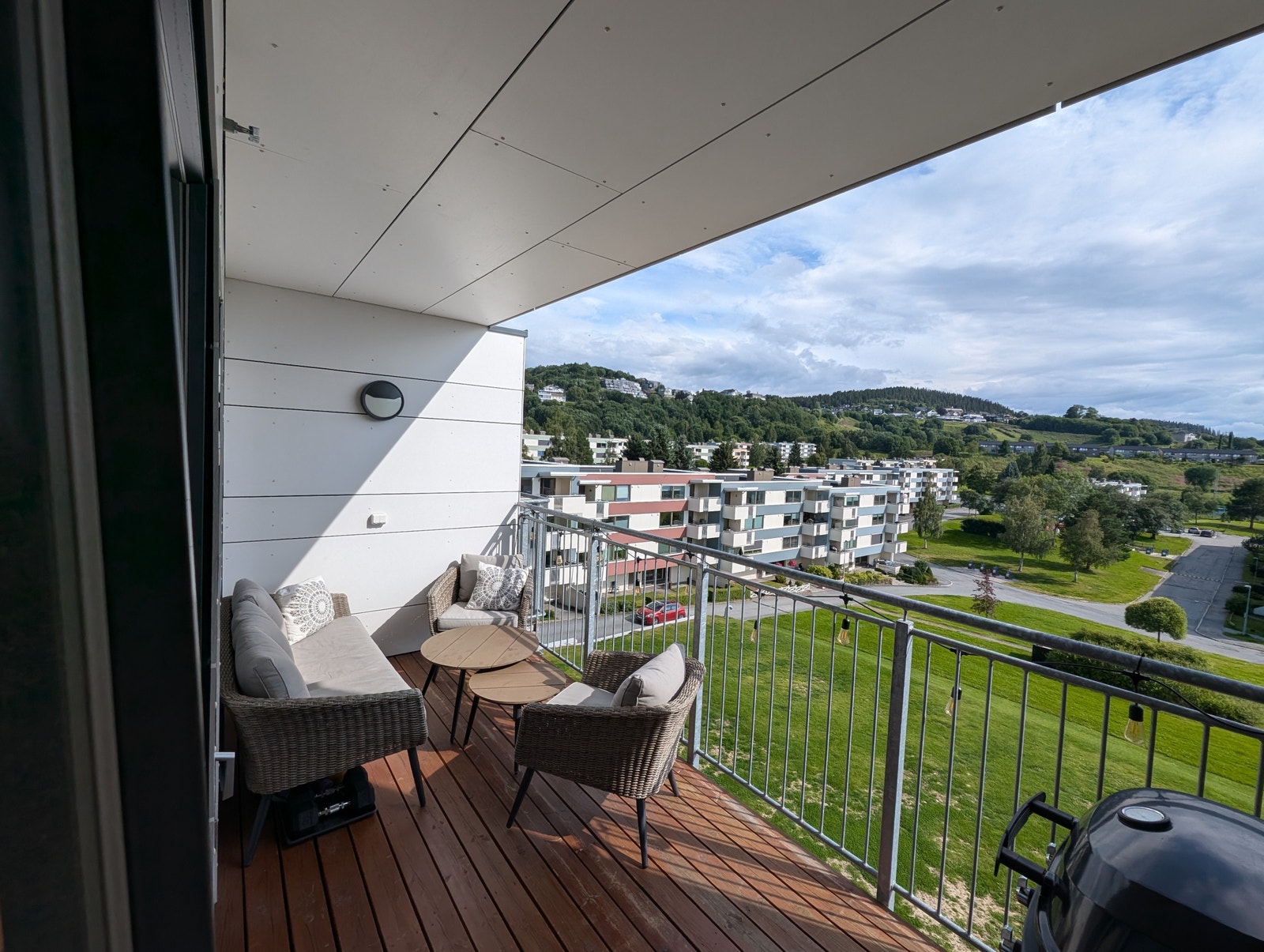 Flott utsikt mot Estenstadmarka på den sørvendte balkongen. Galleribilde
