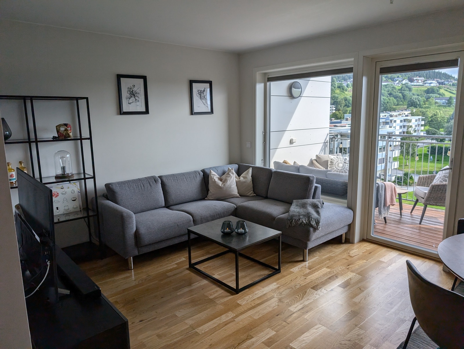 Sofa og bord medfølger leieforholdet. Alle vinduer på stuen har justerbare plissègardiner som er lagd etter mål. Galleribilde