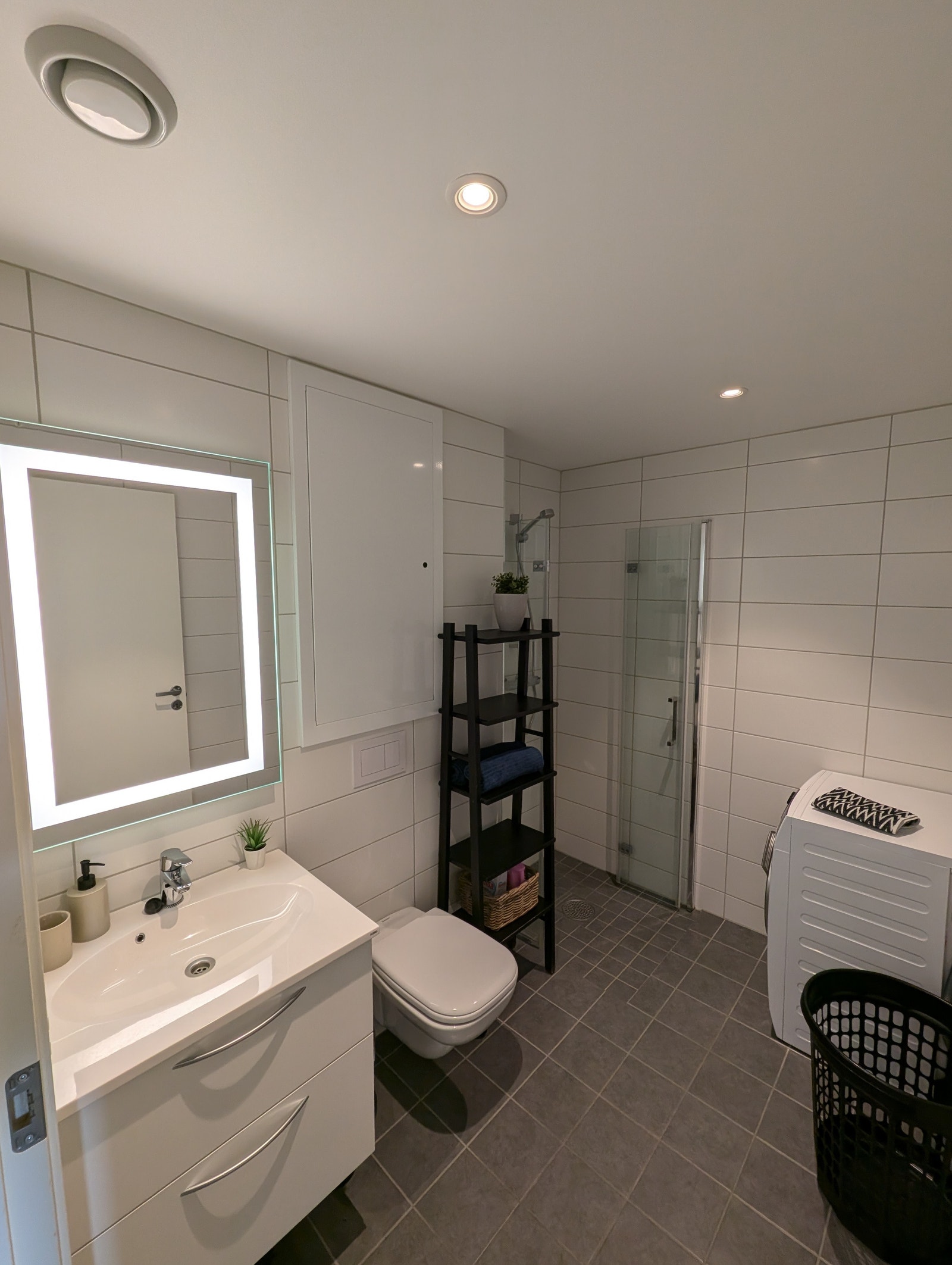 Badet ligger mellom soverom og bod. Spotter i tak, og innebygd i speil. Vaskemaskin medfølger leieforholdet. Galleribilde