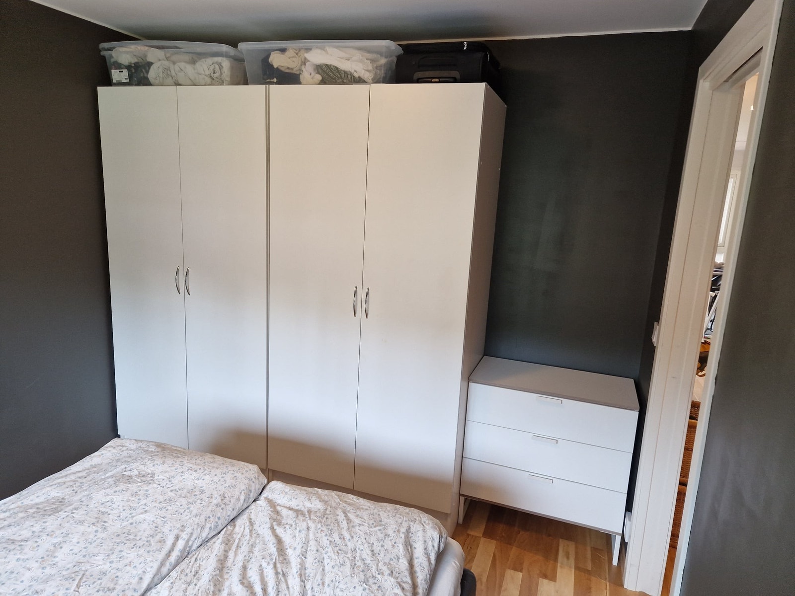 Garderobeskap på soverommet medfølger leieforholdet. Galleribilde