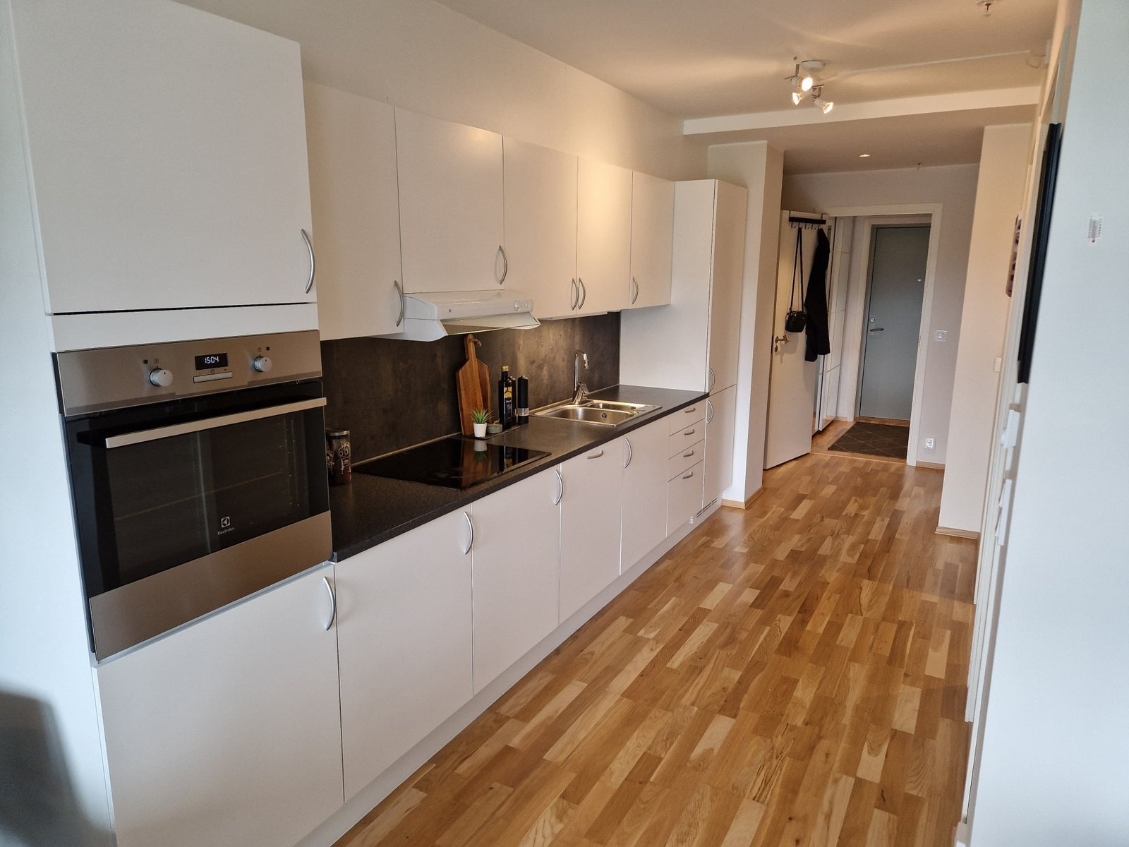 Kjøkkenet ligger mellom gangen og stuen, og gir mange meter med benkeplass og gode oppbevaringsmuligheter! Galleribilde