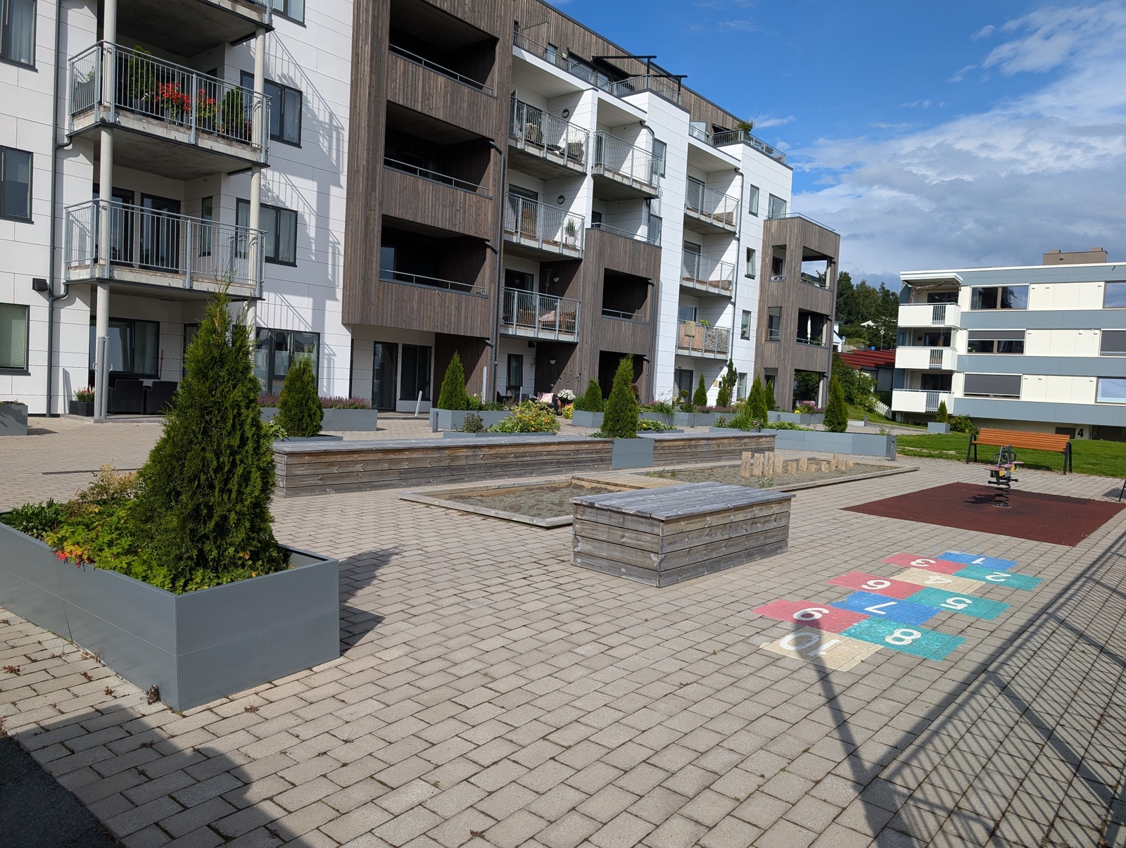 Fint opparbeidet uteplass over parkeringskjeller. Galleribilde