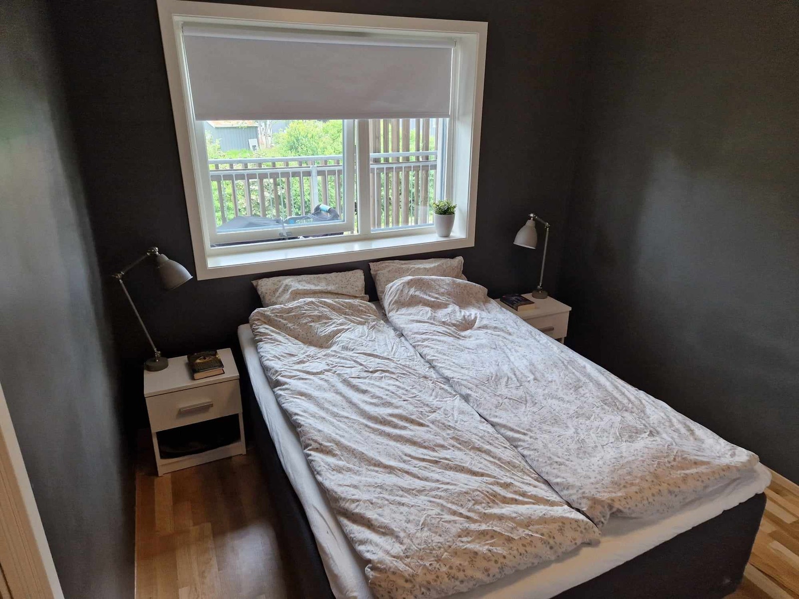 Fra gangen og inn venstre kommer du til soverommet. Galleribilde