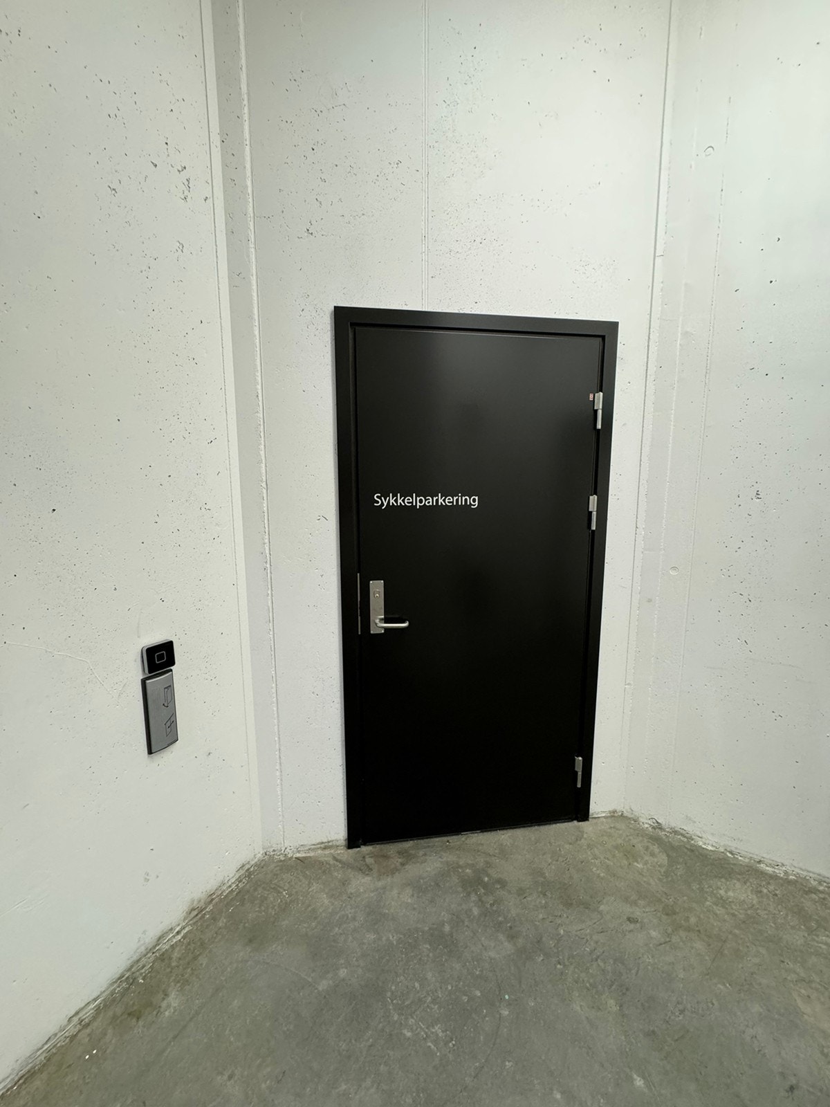 Sykkelparkering bak låst dør gir god mulighet for oppbevaring av sykkel Galleribilde