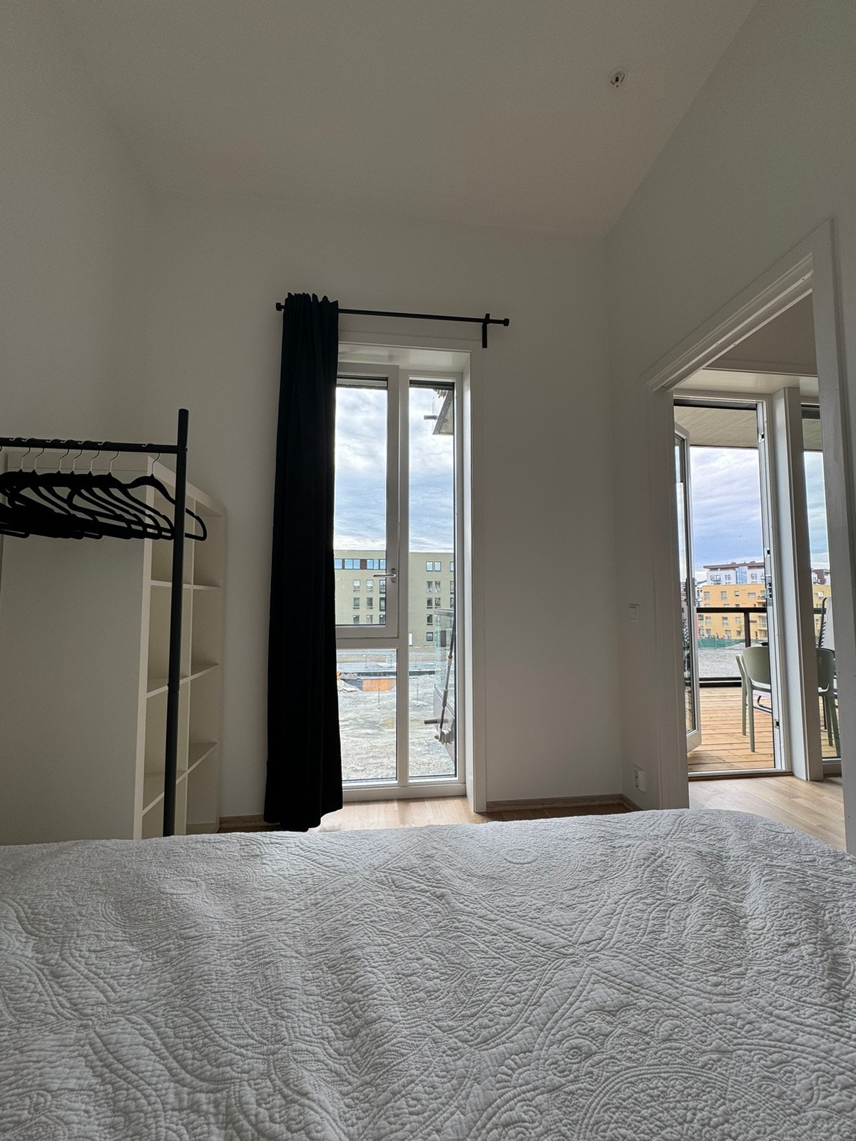 Soverom 1 - liten pult er satt inn til høyre for vindu Galleribilde