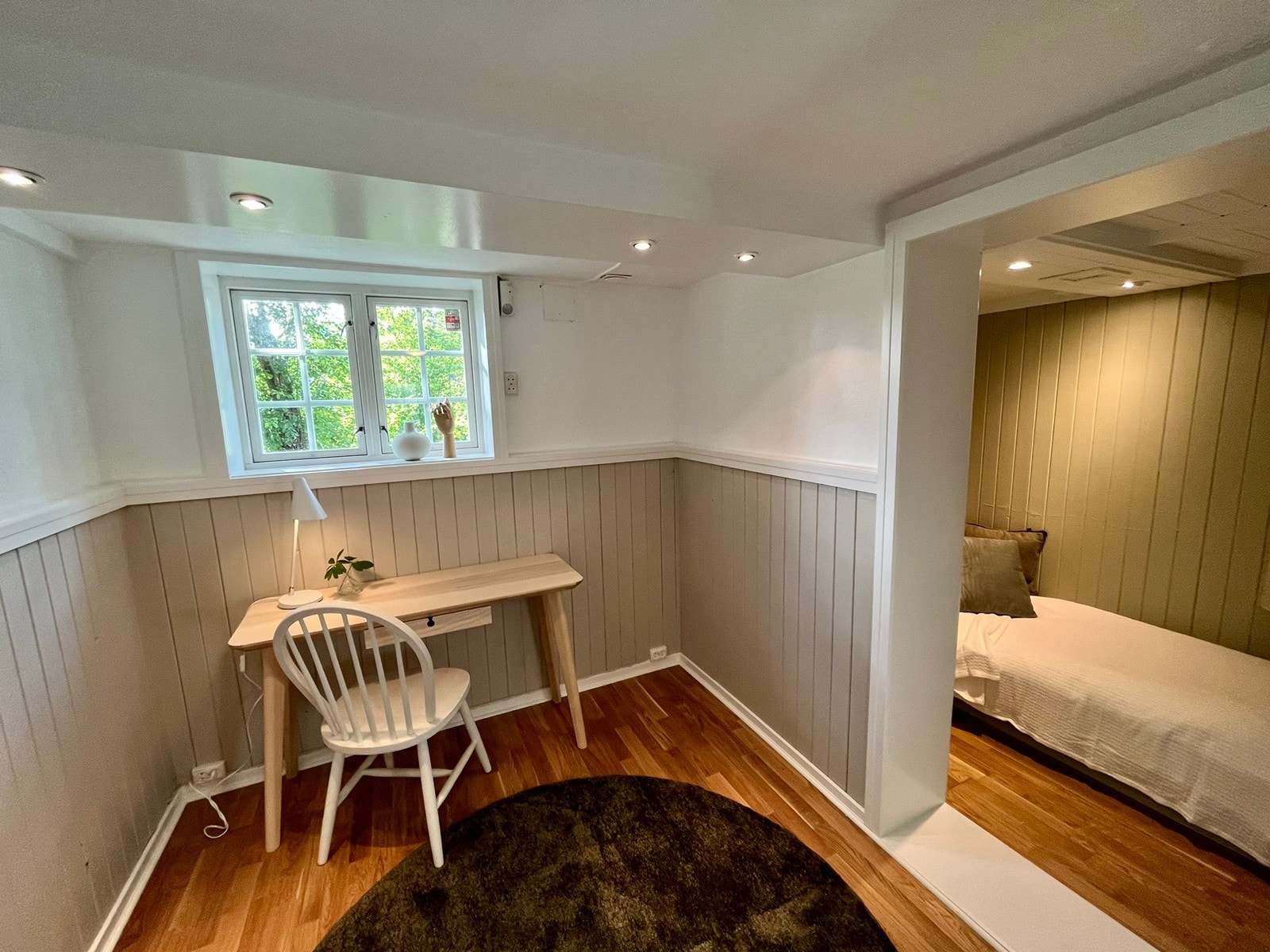 Kontor, med inngang til sovealkove Galleribilde