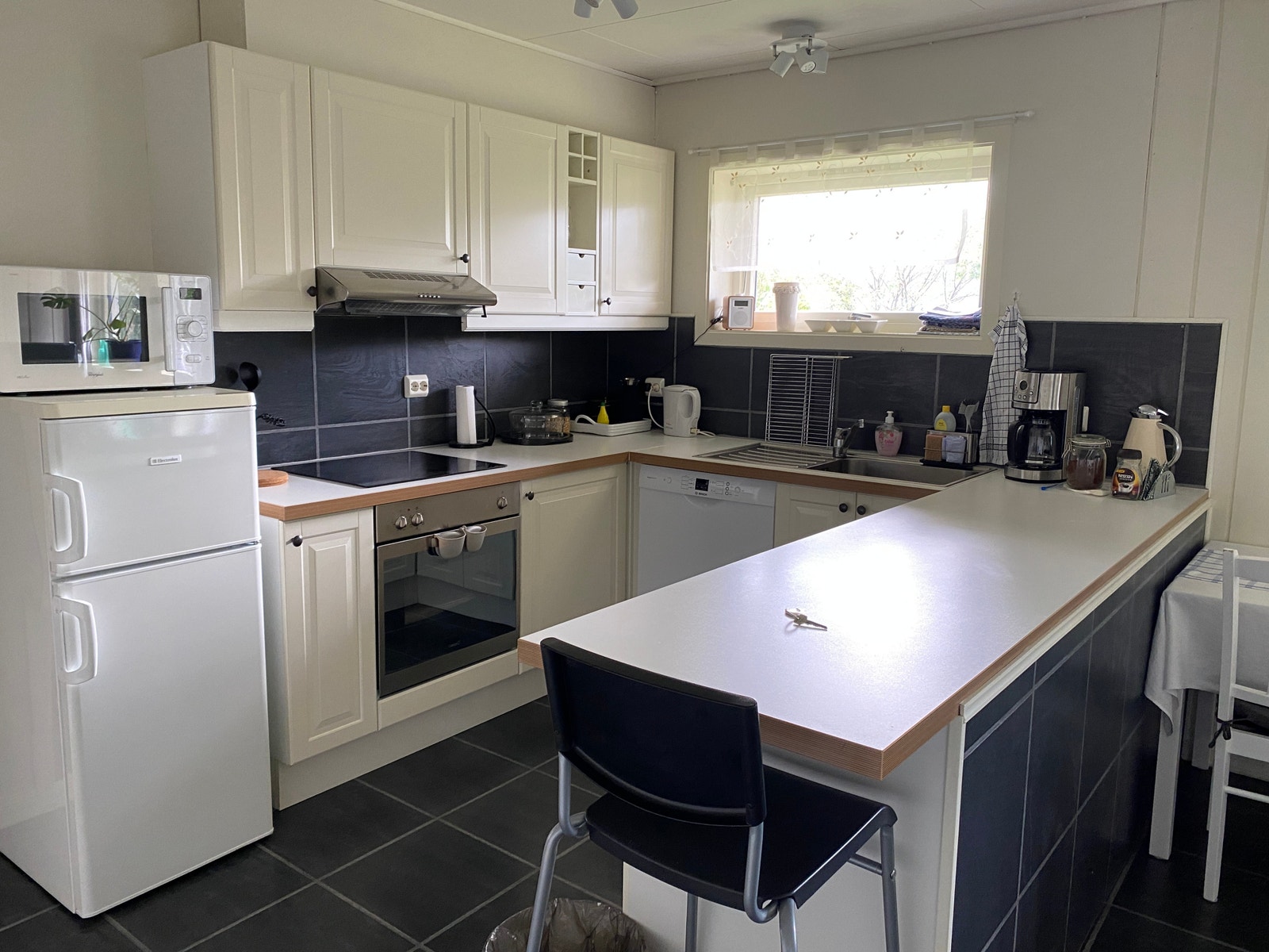 Kjøkkenet frå 2011 i sokkelleiligheit Galleribilde