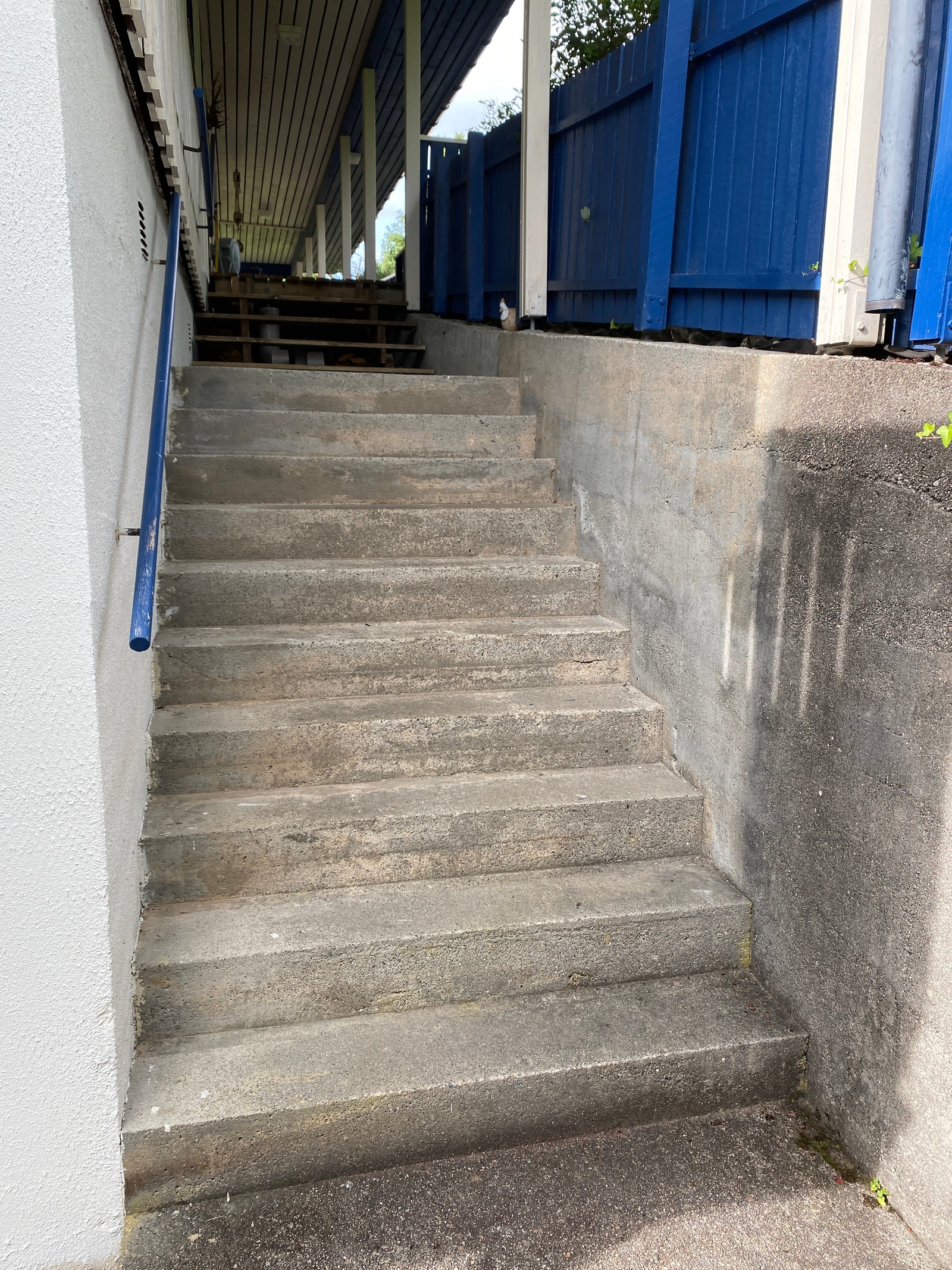 Trappane ned til sokkelleiligheit Galleribilde