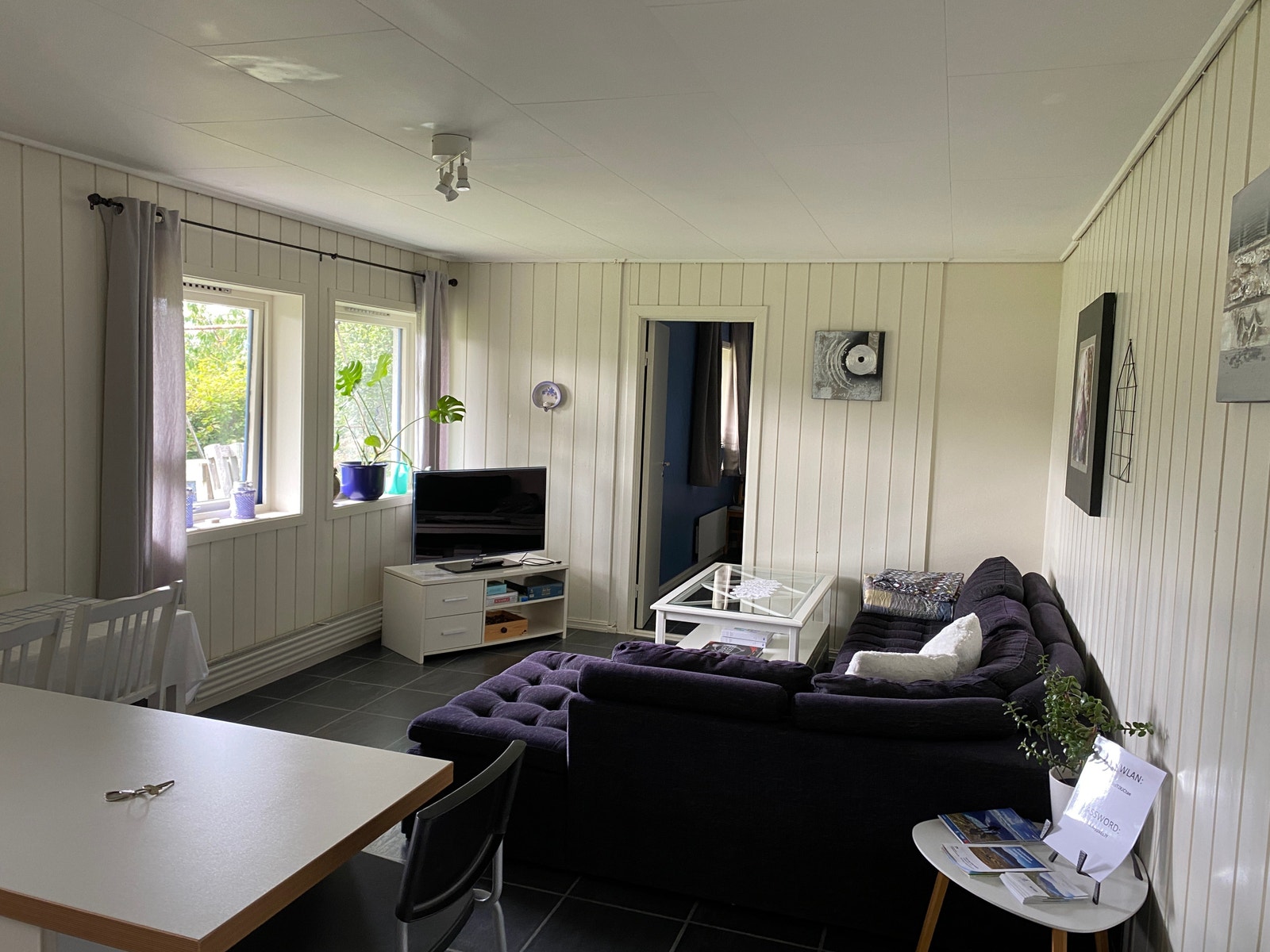 Open stue i sokkelleiligheit Galleribilde