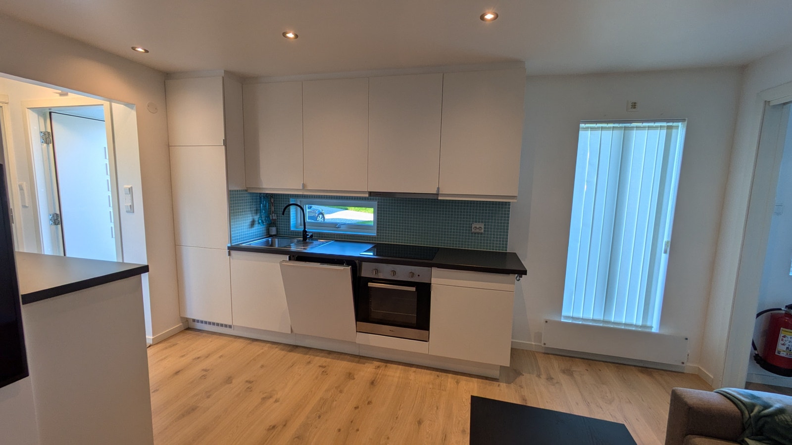 Kjøkken med oppvaskmaskin, kombiskap og stekeovn Galleribilde