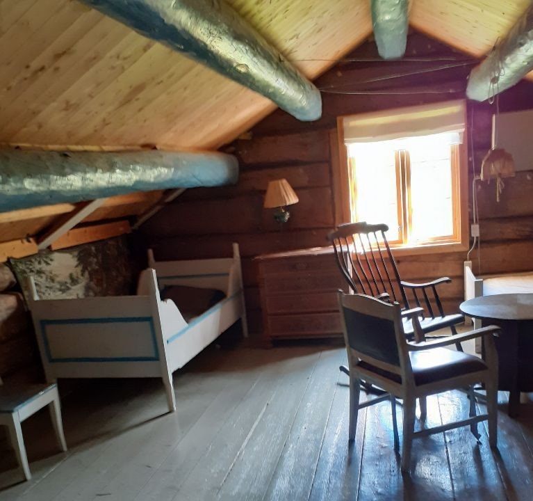 Sove- og oppholdsrom på loftet Galleribilde