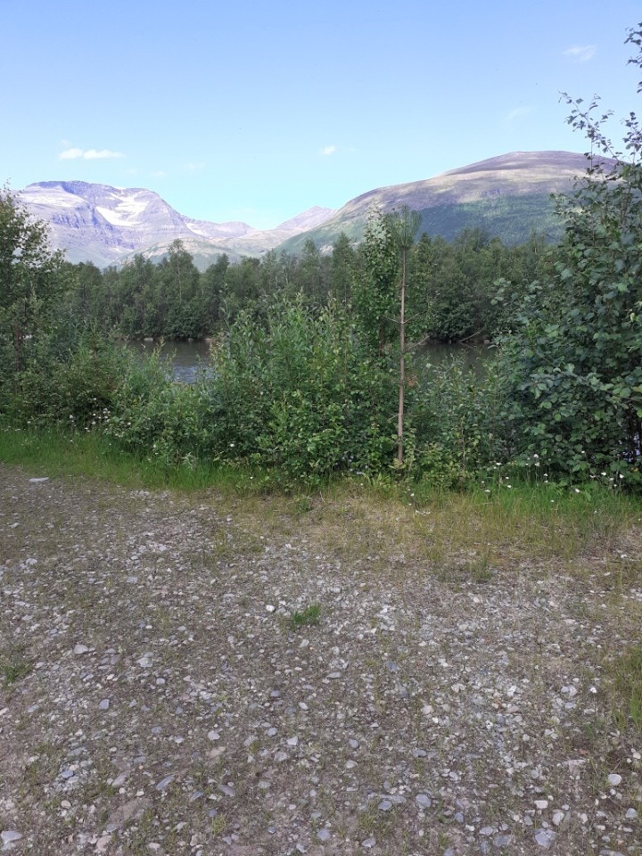 Rostafjell til venstre, Rostaelva i forgrunnen. Galleribilde