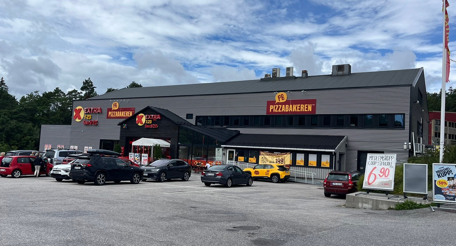 Coop extra (søndagsåpent!) og Pizzabakeren i nærheten Galleribilde