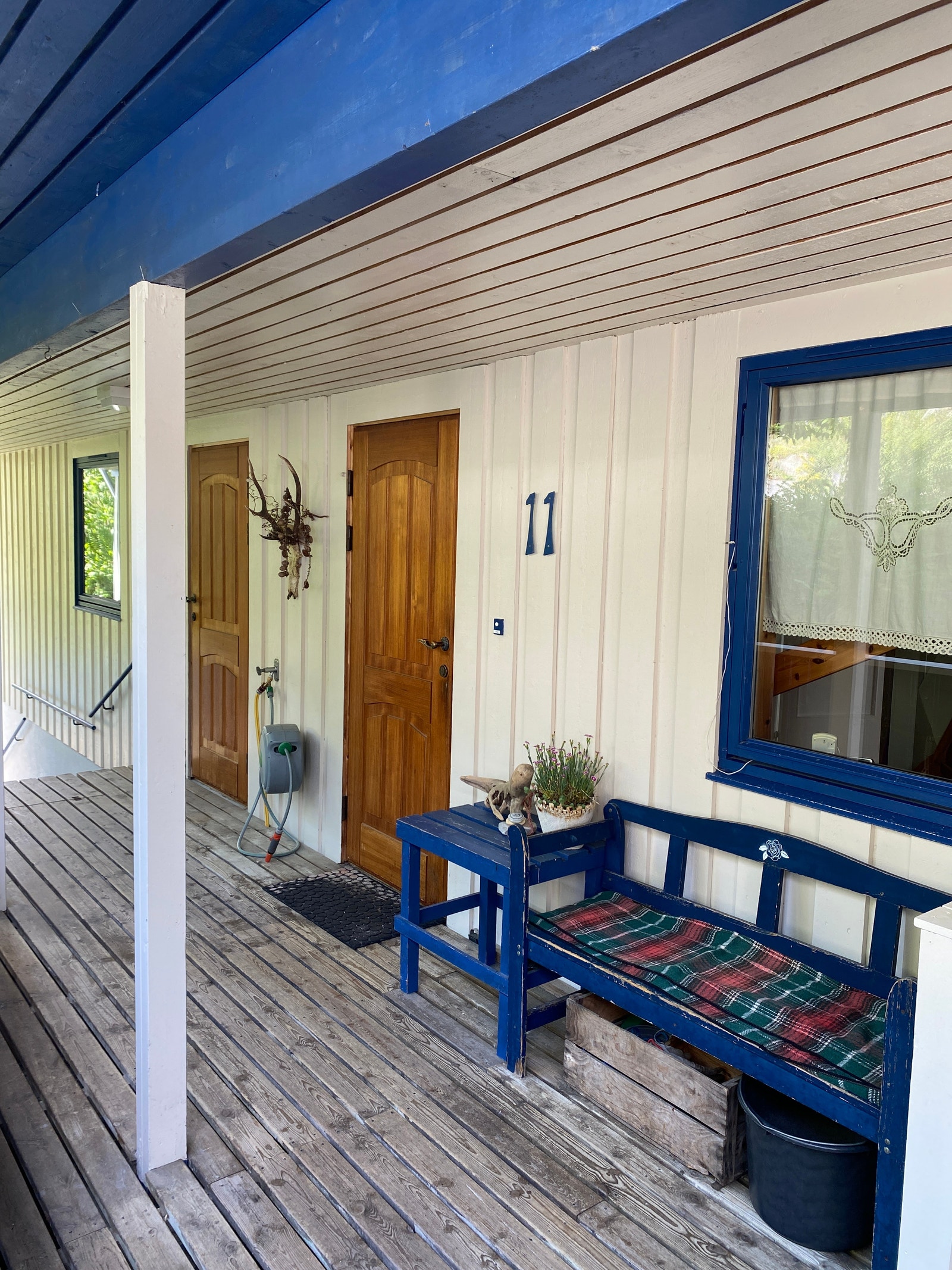 Hovedinngang høgre døra - legg merke til praktisk svalgang,
Venstre døra inngang til vaskerom Galleribilde