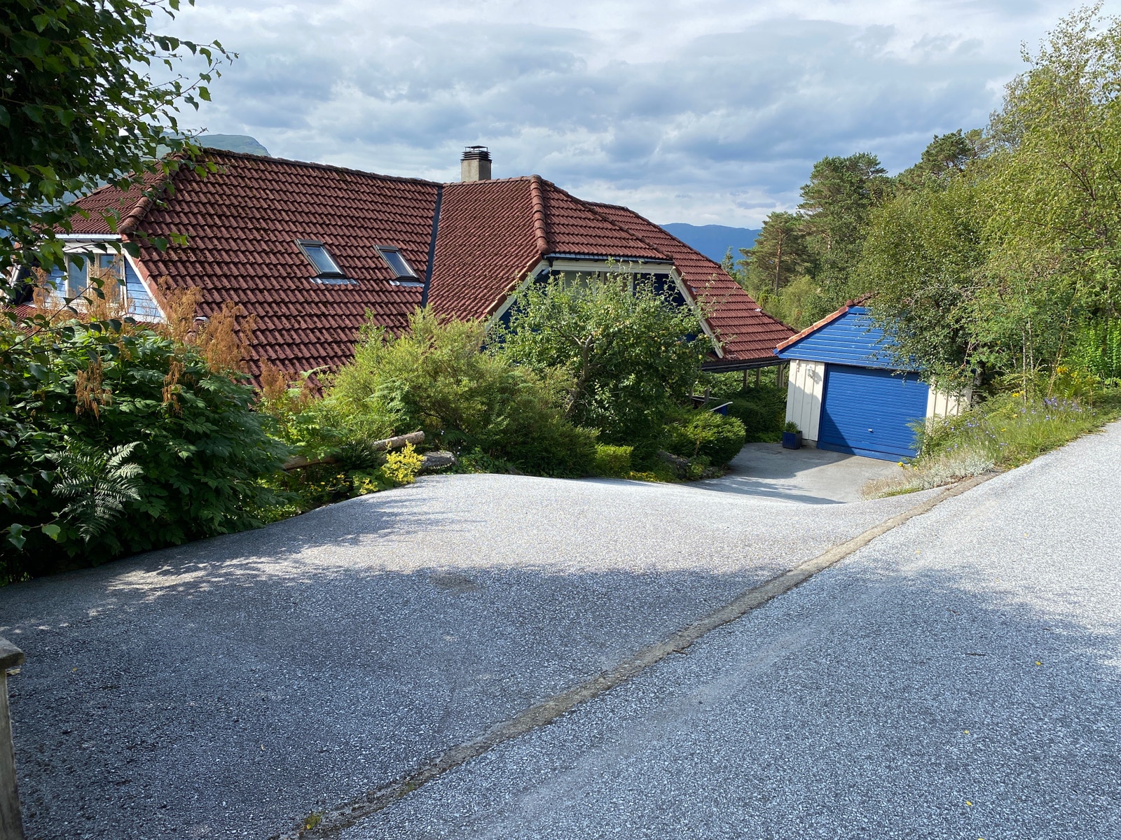 Huset frå gata , asfaltert innkjørsel -nordside- Galleribilde