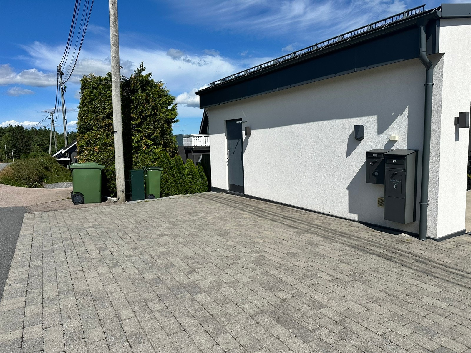 Egen parkeringsplass med elbillader Galleribilde