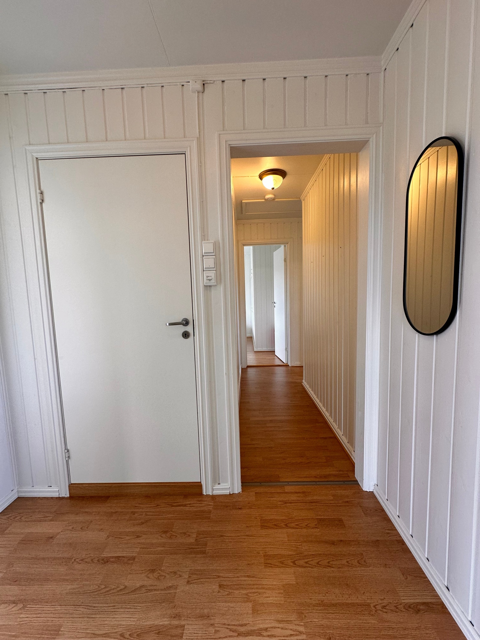 Dør til bad og gang til soverom Galleribilde
