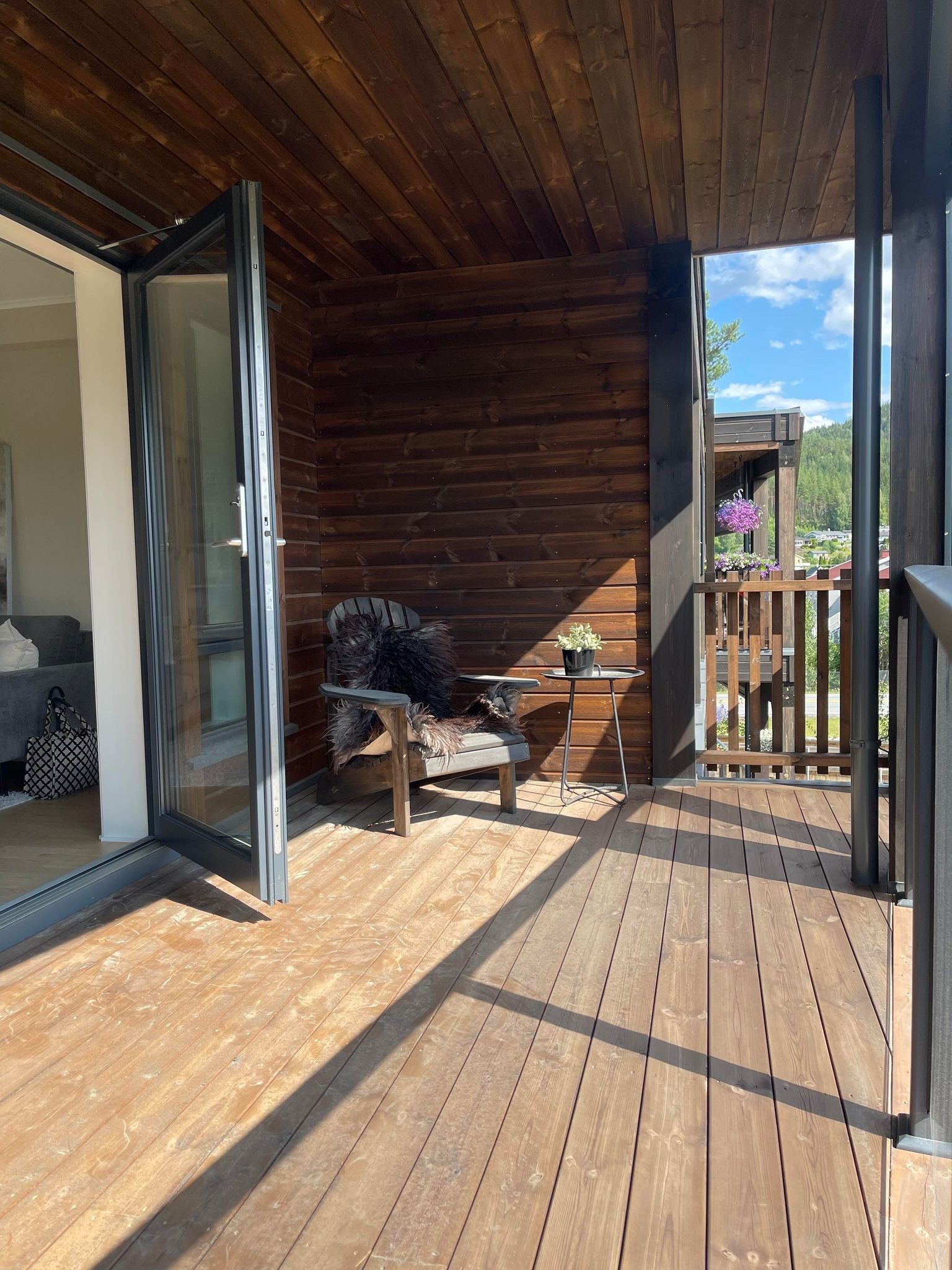 Solrik og romslig balkong Galleribilde