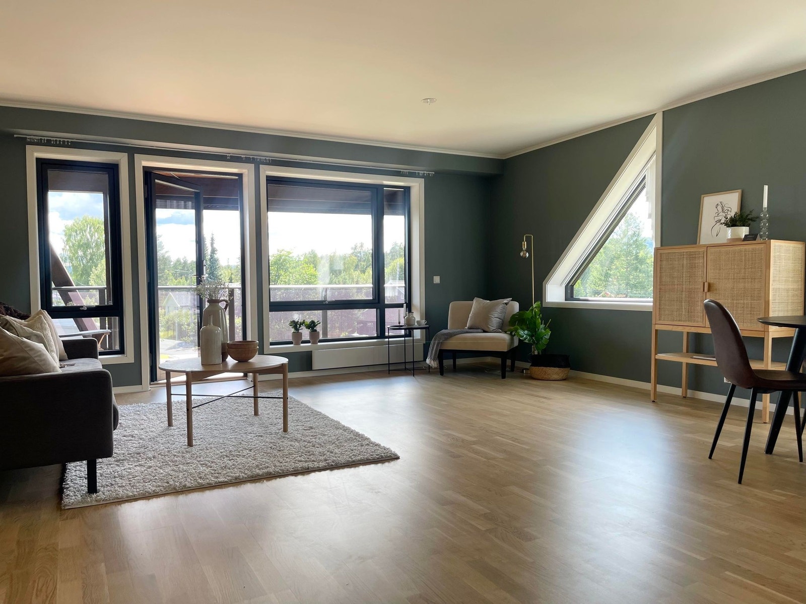 Romslig og lys stue .... Galleribilde