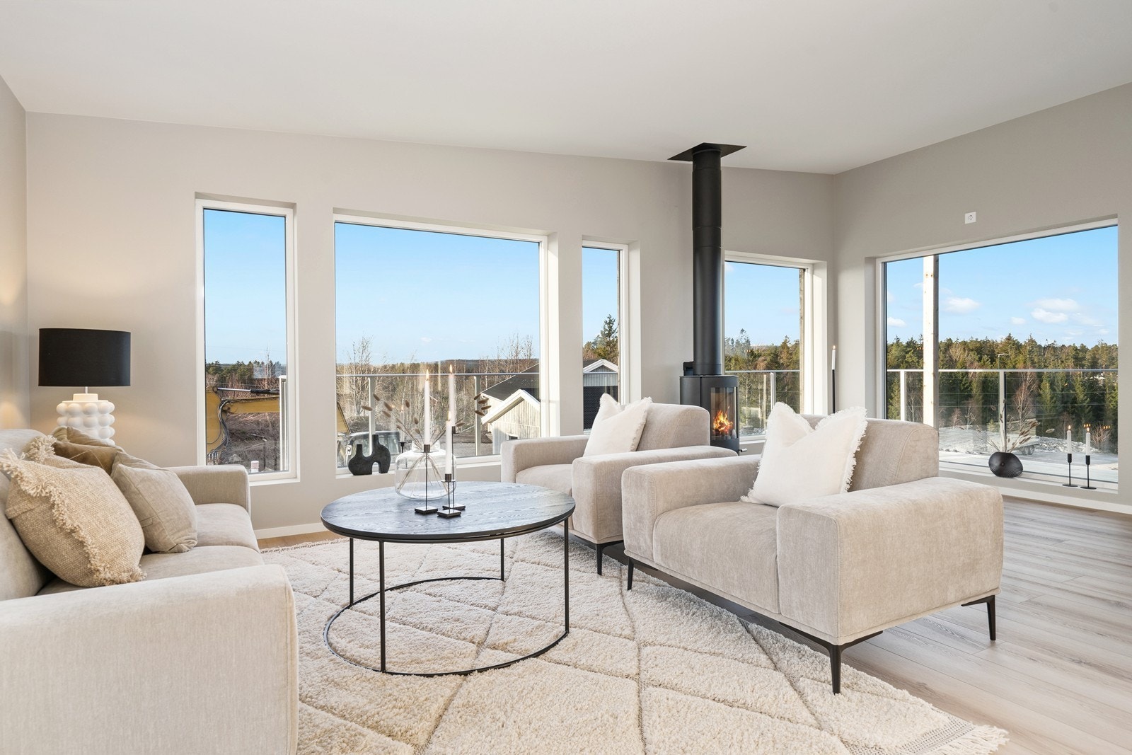 stue 2 etg med peis/ovn Galleribilde