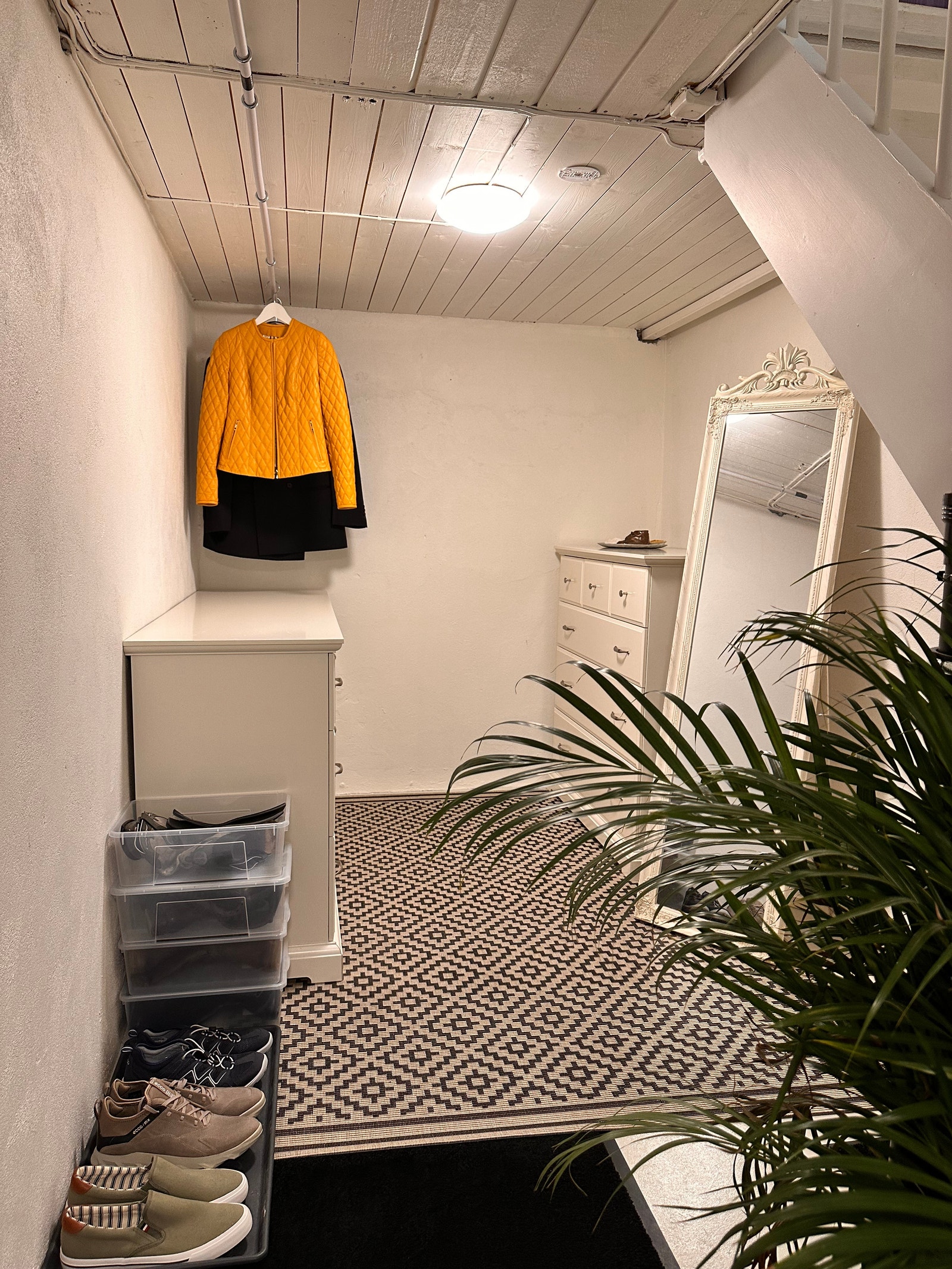 Garderobe i kjeller Galleribilde