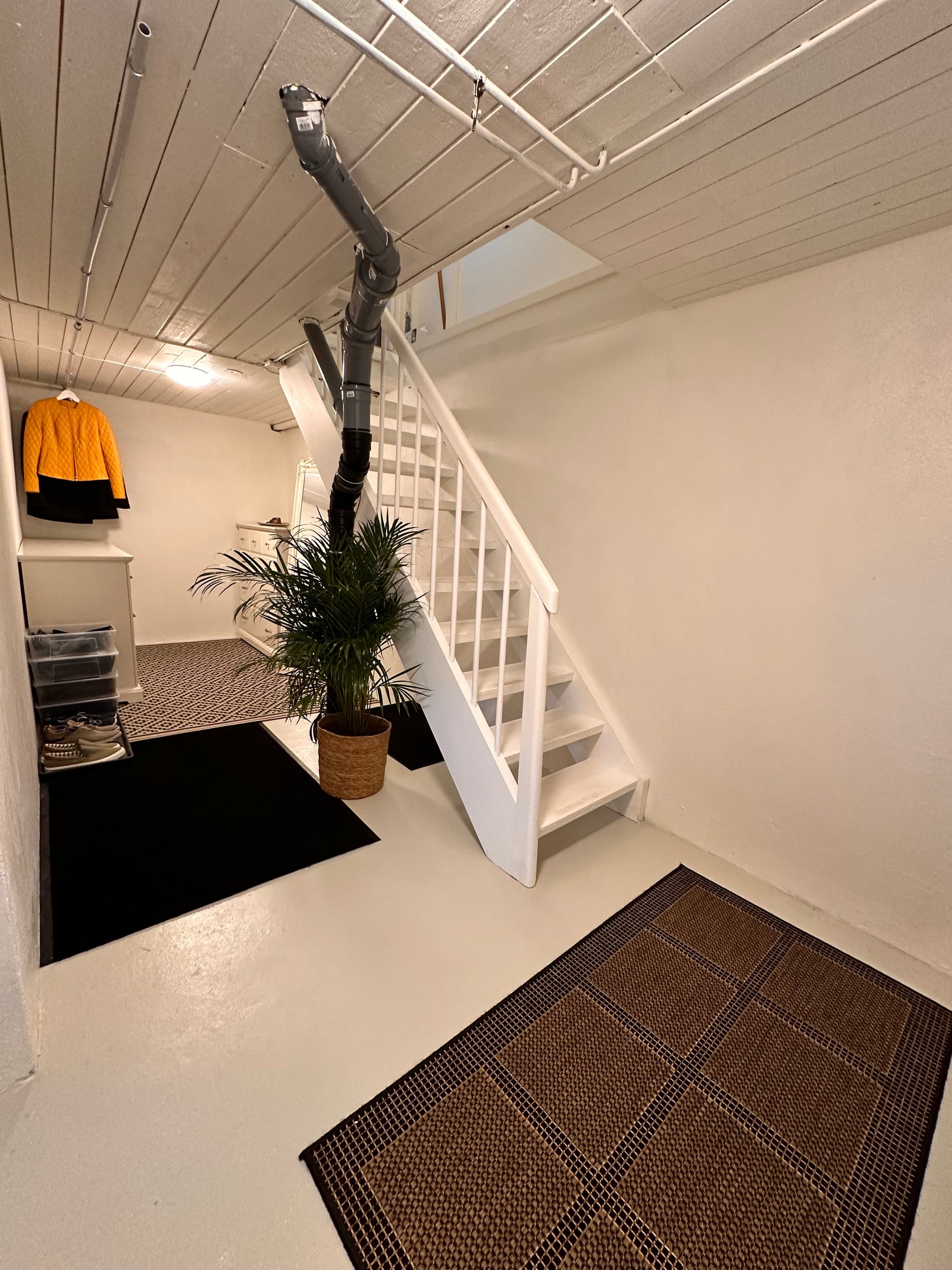 Garderobe og trapp Galleribilde