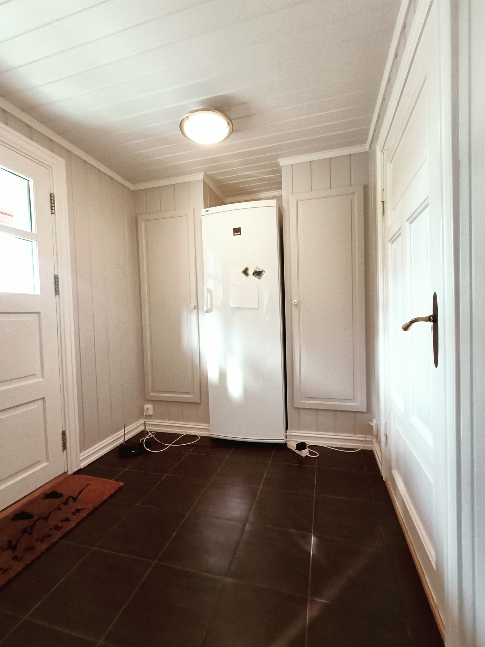 Gang med garderobe og varmekabler Galleribilde