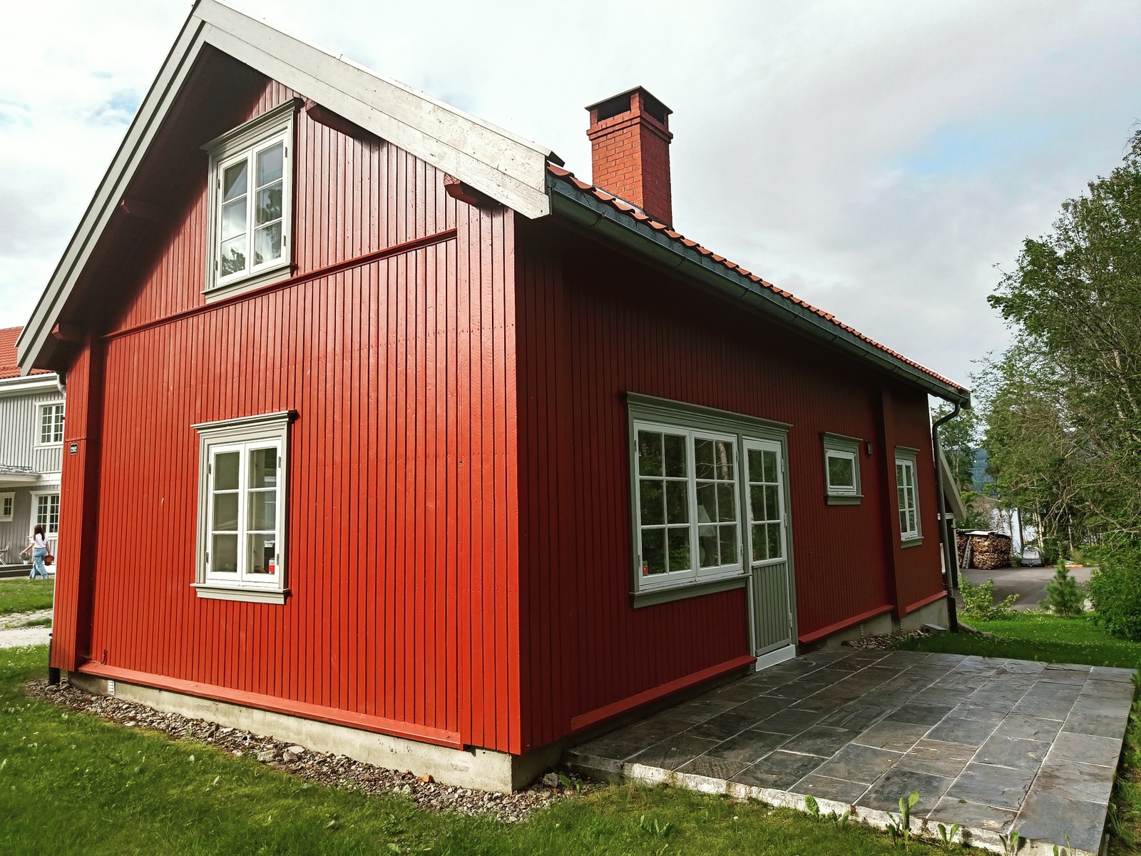 Fin uteplass med utsikt over Mjøsa og elven som renner forbi. Galleribilde