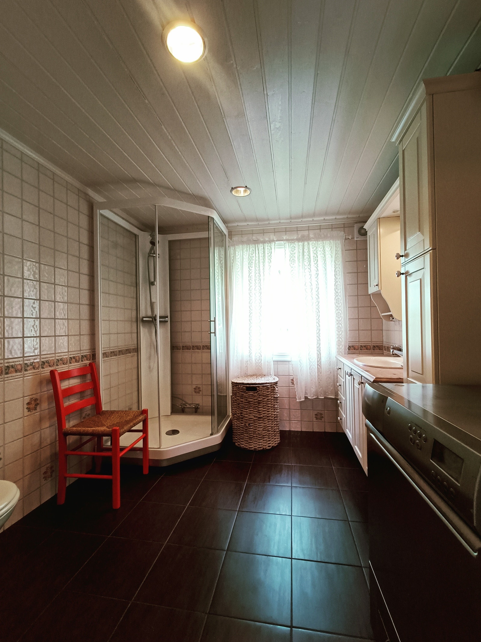 Flislagt bad med kabinett og wc. Galleribilde