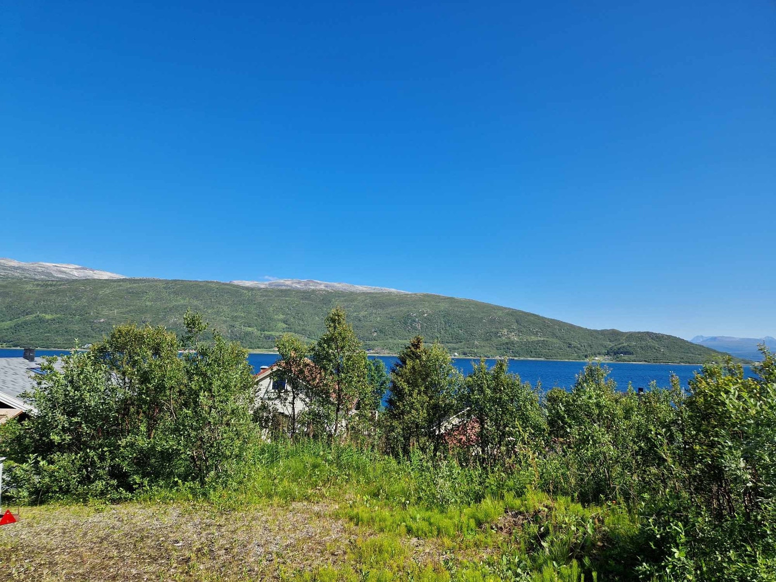 Utsikt mot Ringvassøya fra midten av tomta Galleribilde