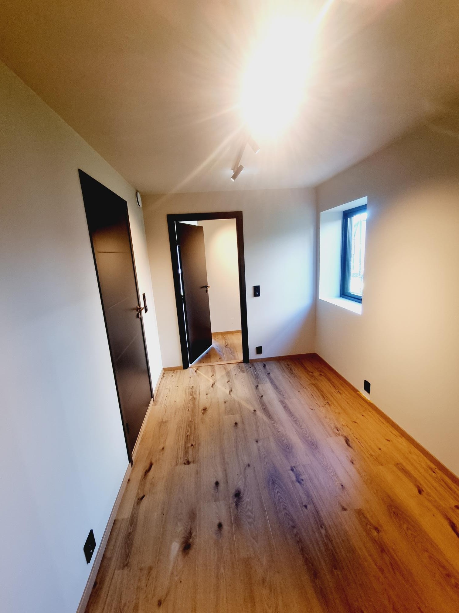 Soverom på ca 10 kvm med direkte inngang til bad Galleribilde