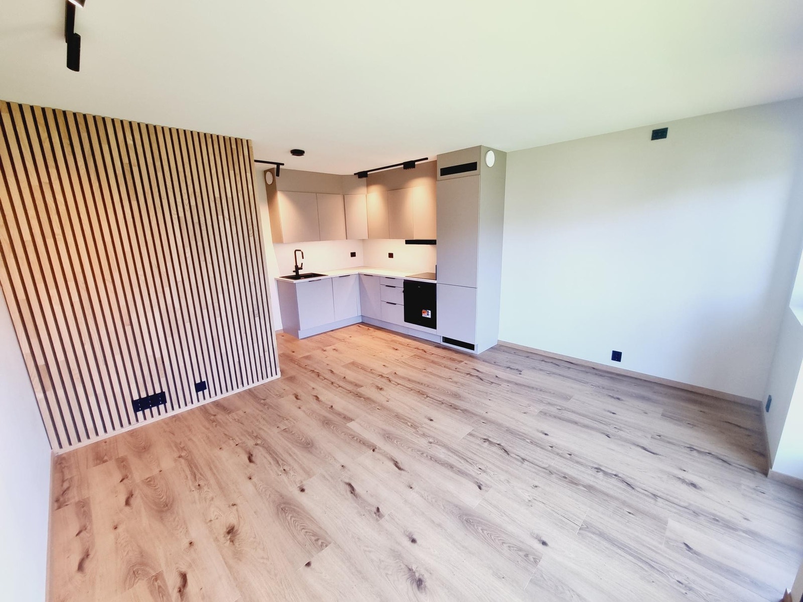 Stue med mulighet for god møblering av både sofa og spisegruppe Galleribilde