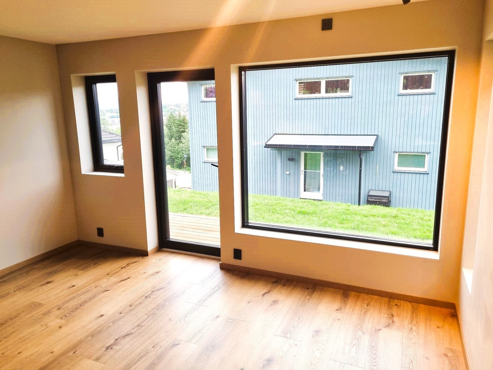 Store vindusflater som slipper inn mye lys. Avskjerming følger med. Galleribilde