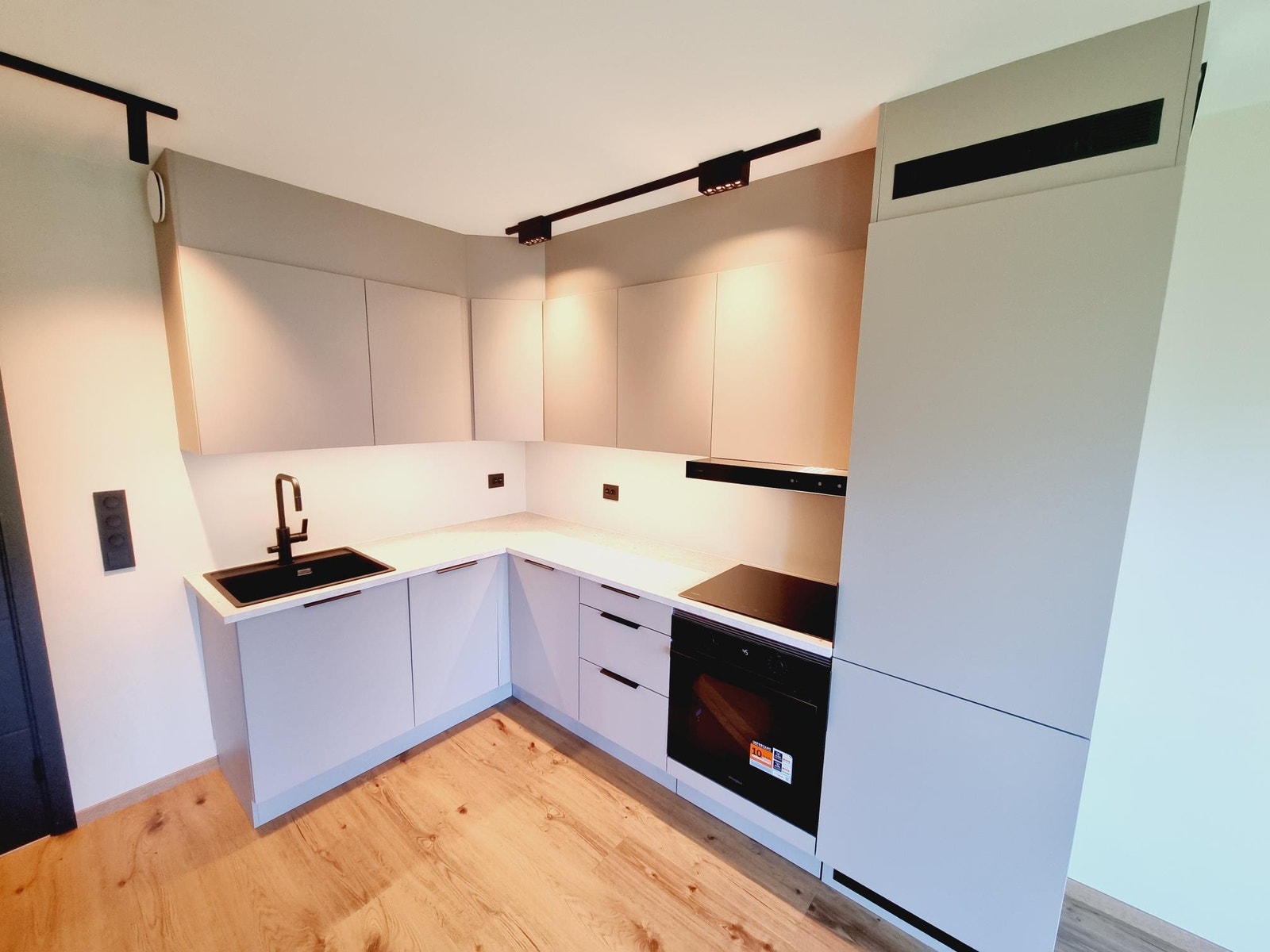 Nytt kjøkken fra HTH med integrerte hvitevarer Galleribilde