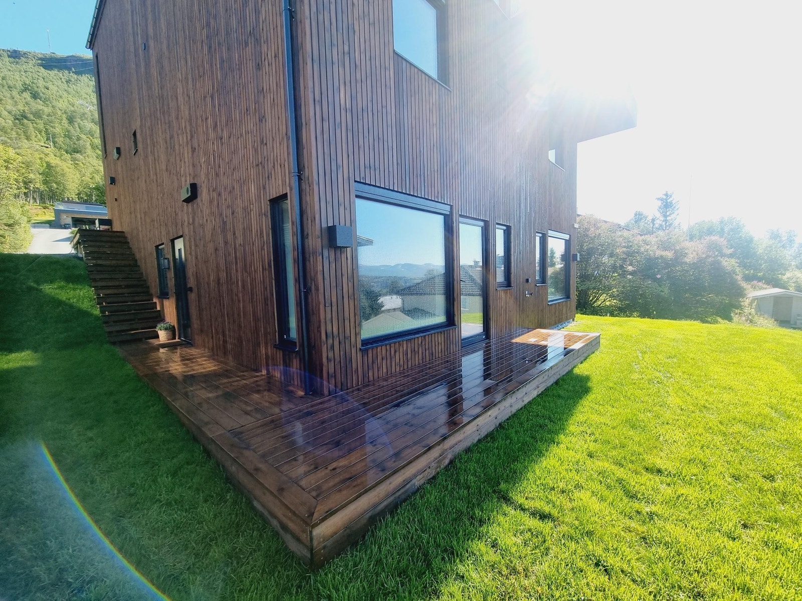 Store vindusflater og uteplatt for gode soldager Galleribilde