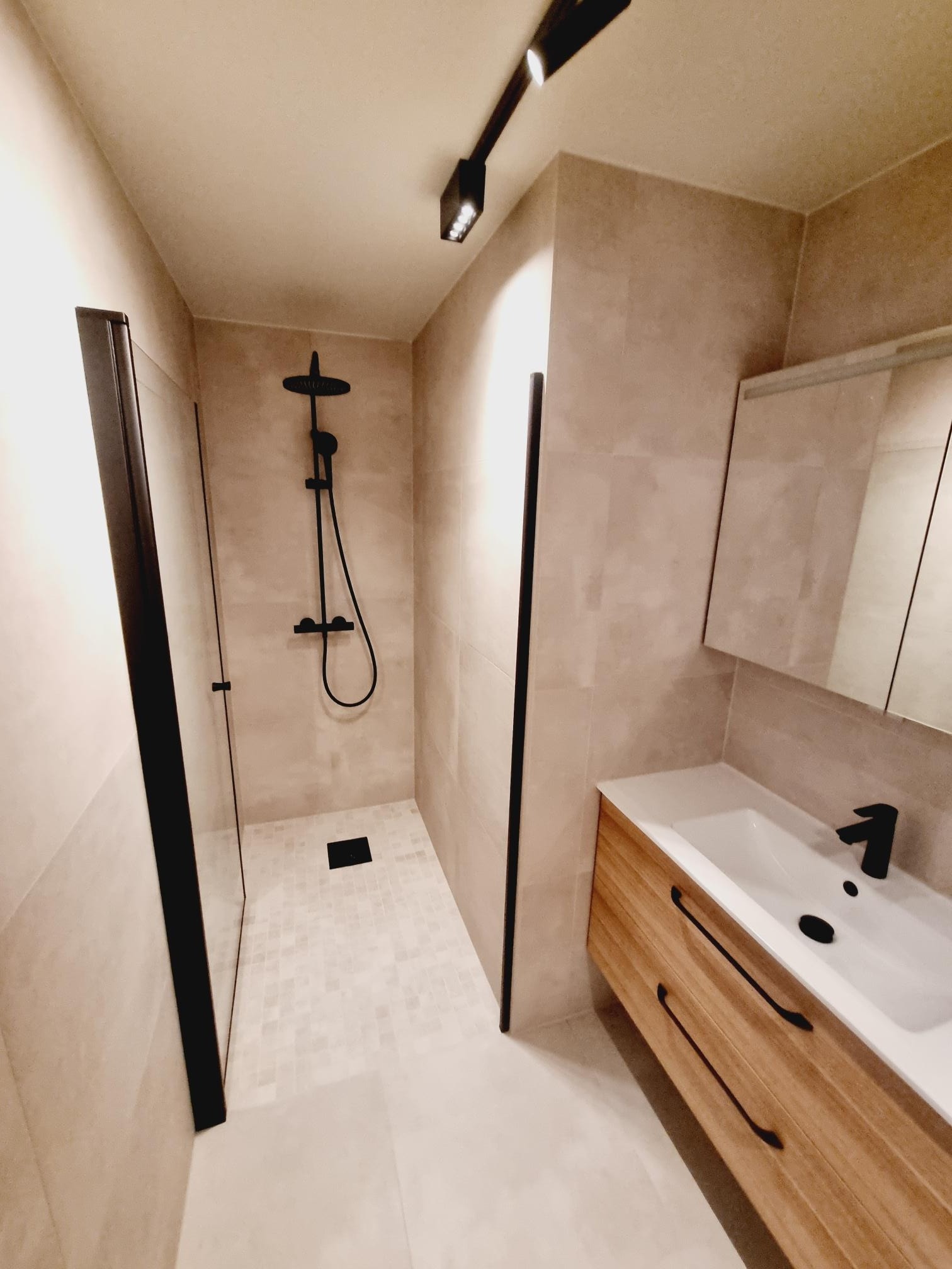 Bad med varme farger og stor dusjnisje Galleribilde