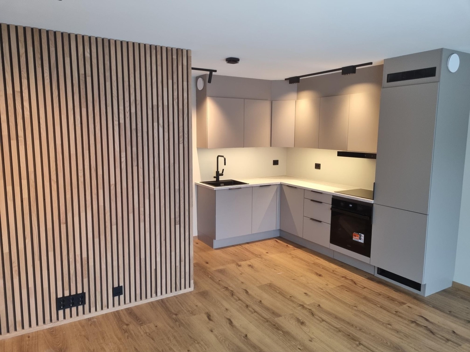 Spilevegg med TV- og nettuttak Galleribilde