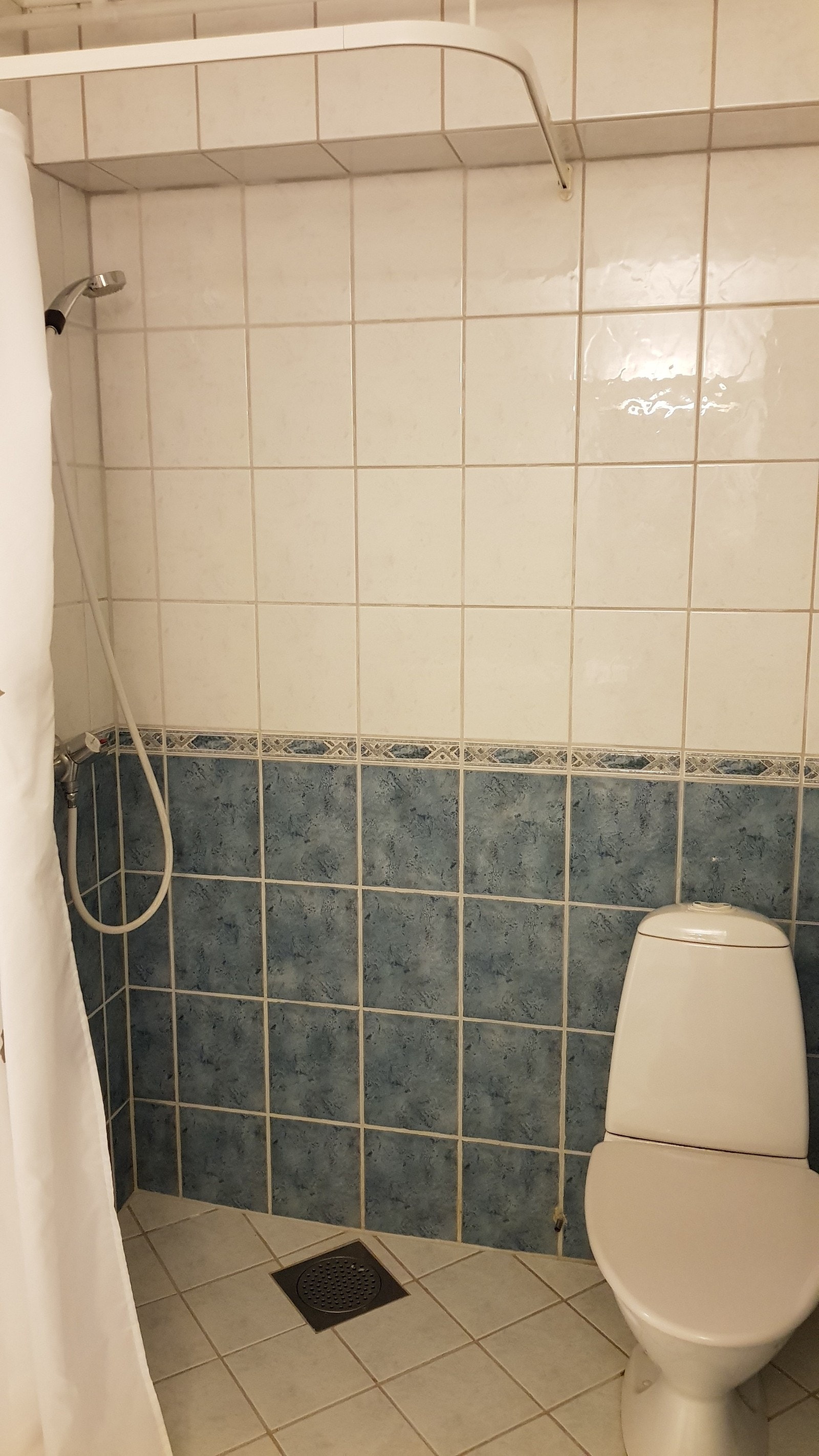 Bad med dusj, toalett og varmekabler Galleribilde