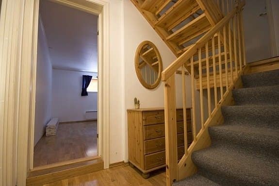 Gang med trapp og oppbevaring, varmepumpe Galleribilde