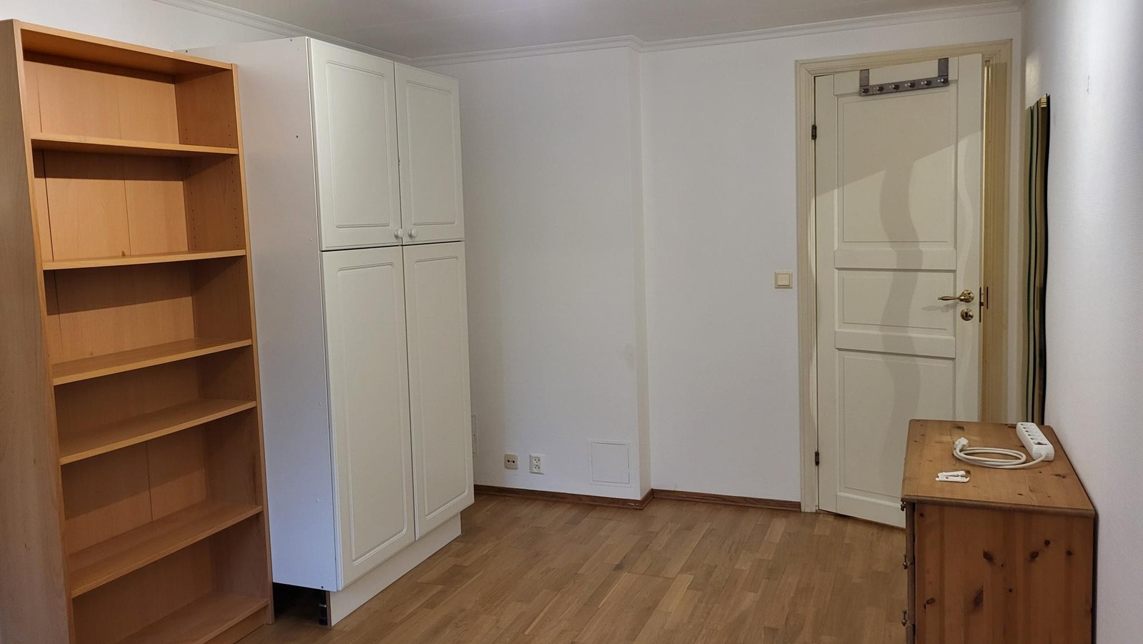 Hybel 2 med stort klesskap - ca 13 kvm Galleribilde