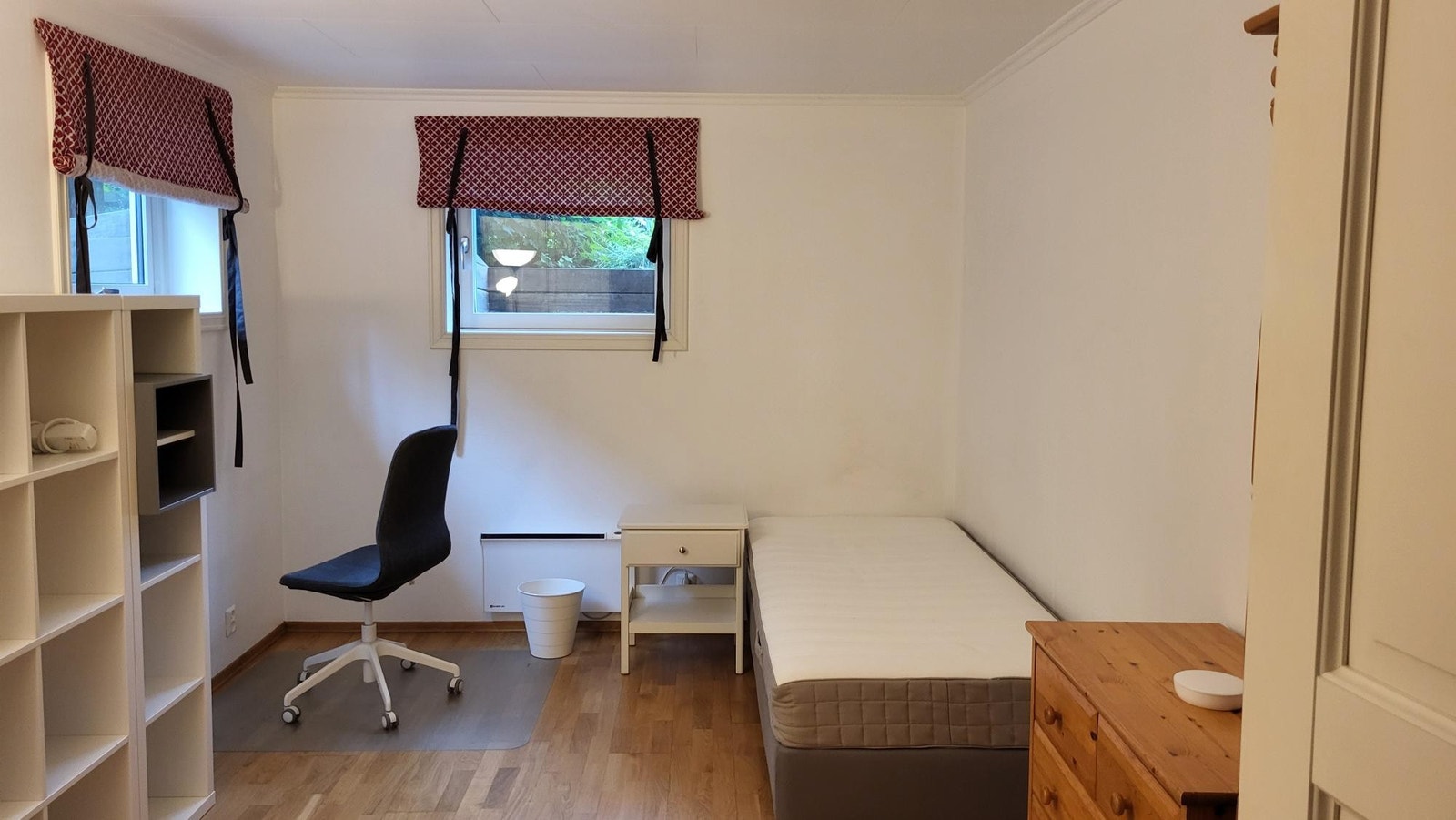 Hybel 1 med noe møbler - ca 13 kvm. Godkjent rømningsvindu. Galleribilde