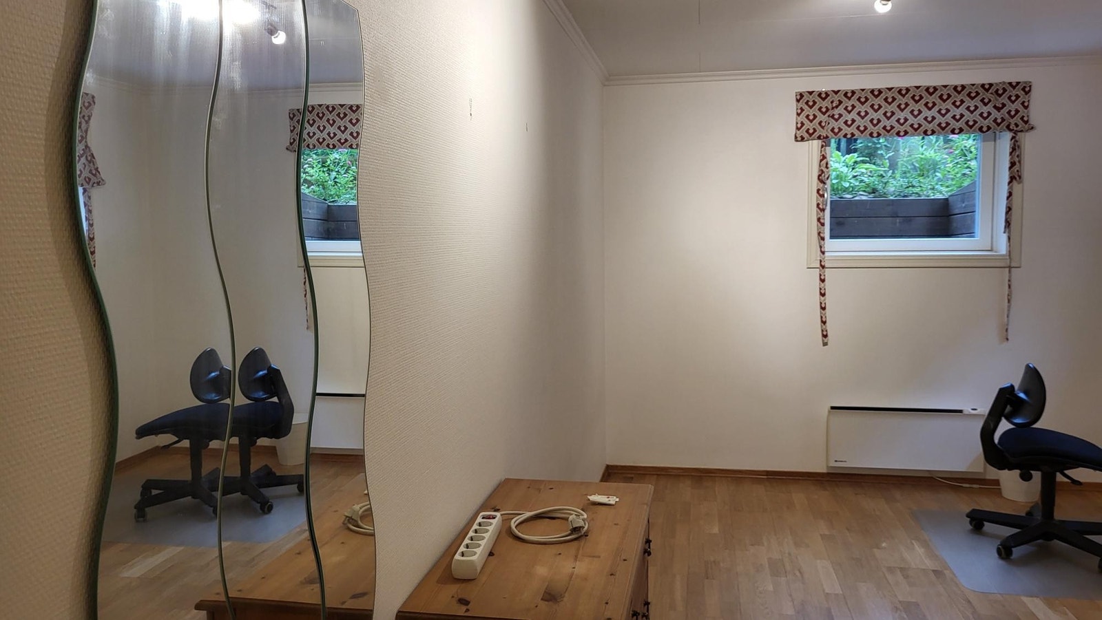 Hybel 2 med noe møbler - ca 13 kvm Galleribilde