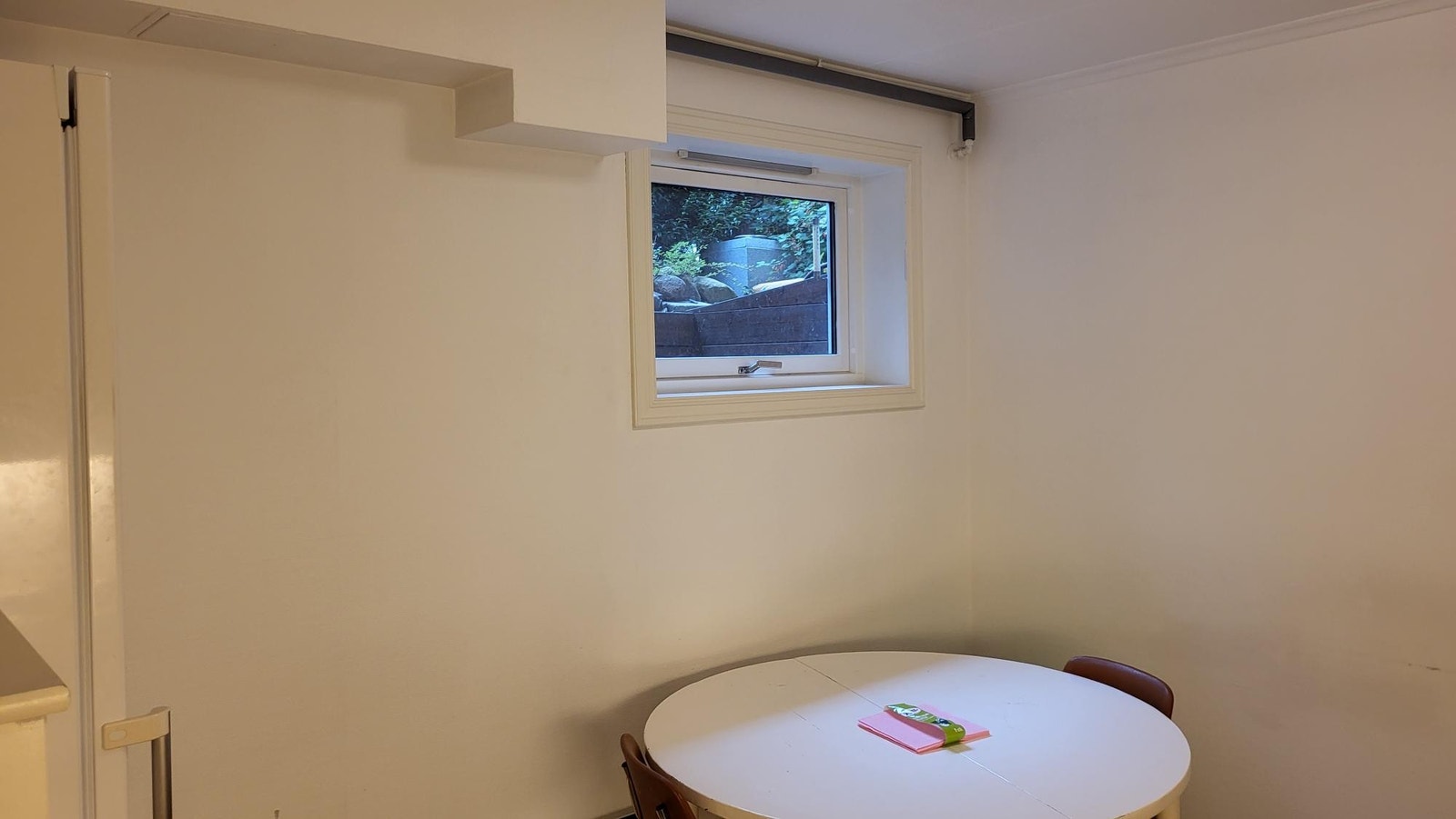 Kjøkken med stort rundt bord og stoler Galleribilde