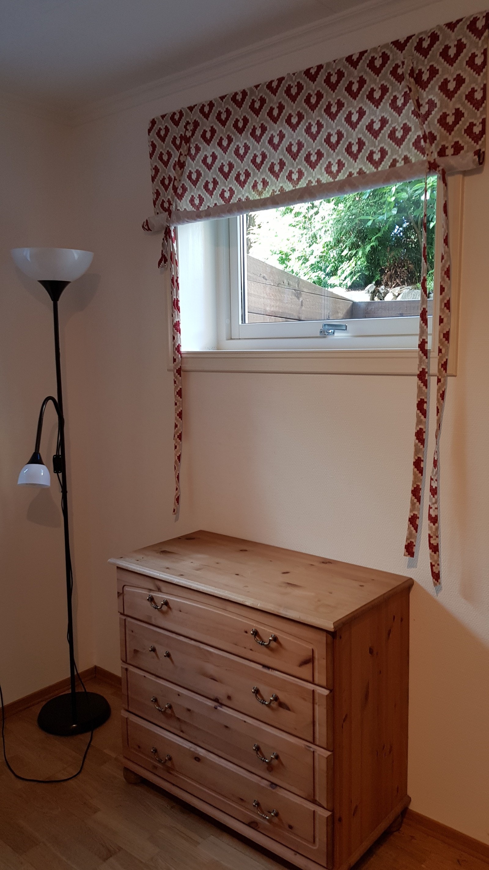 Hybel 2 med noen møbler og lamper - ca 13 kvm Galleribilde