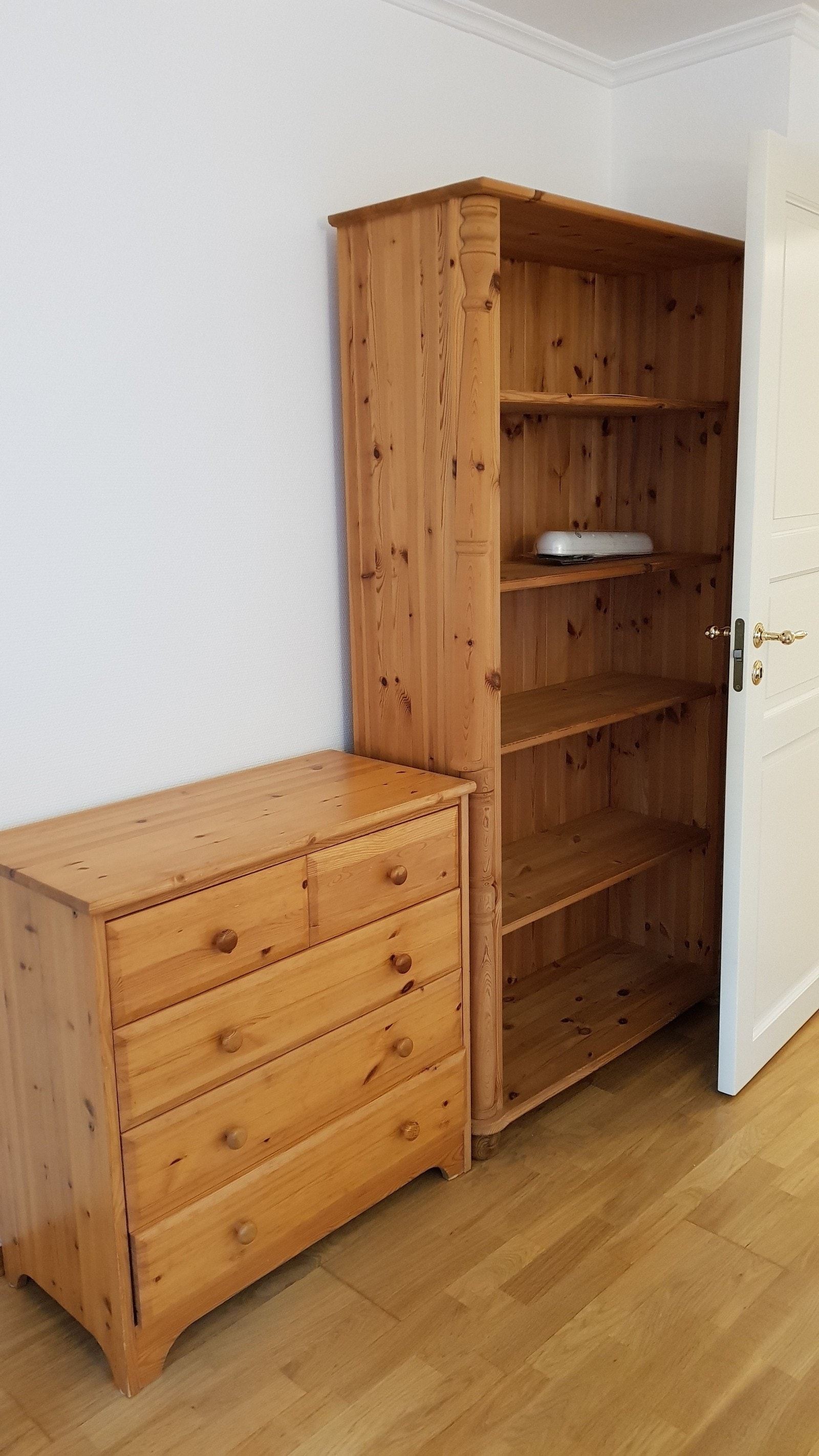 Hybel 1 med noen møbler - ca 13 kvm Galleribilde