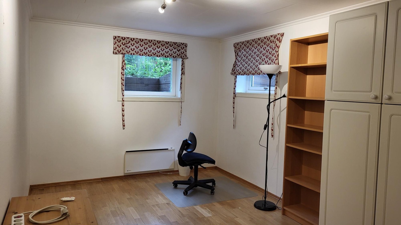 Hybel 2 med noe møbler - ca 13 kvm. Godkjent rømningsvindu. Galleribilde