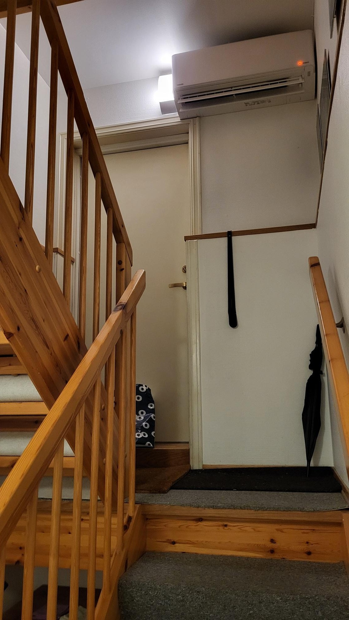 Gang med trapp til utgangsdør (egen inngang) Galleribilde