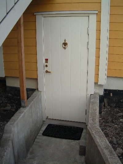 Inngangsdør til hybler i 1.etasje / kjeller Galleribilde